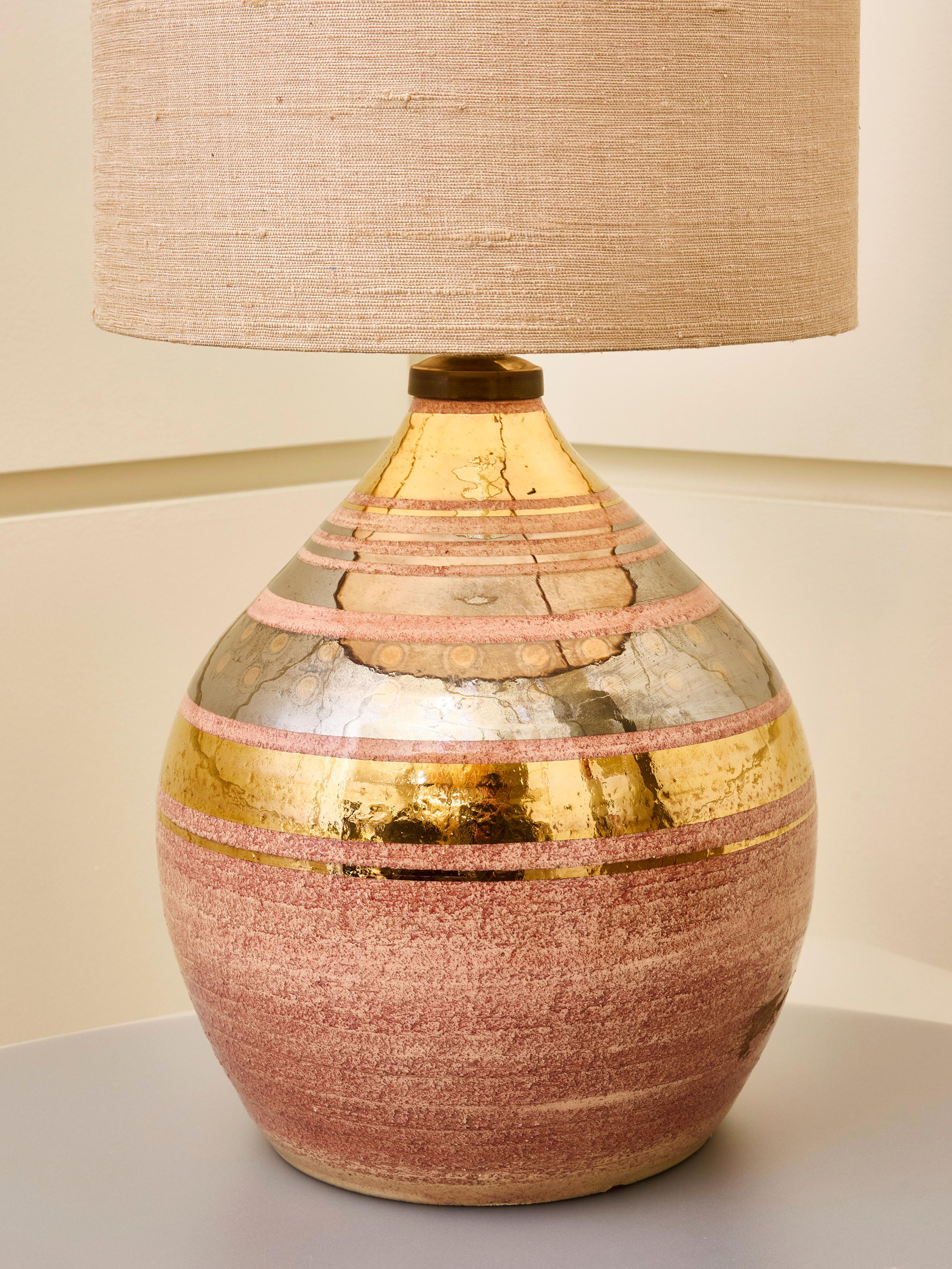 Pequeña lámpara de sobremesa de cerámica rosa, dorada y plateada de Georges Pelletier en Bueno estado para la venta en Saint-Ouen, IDF