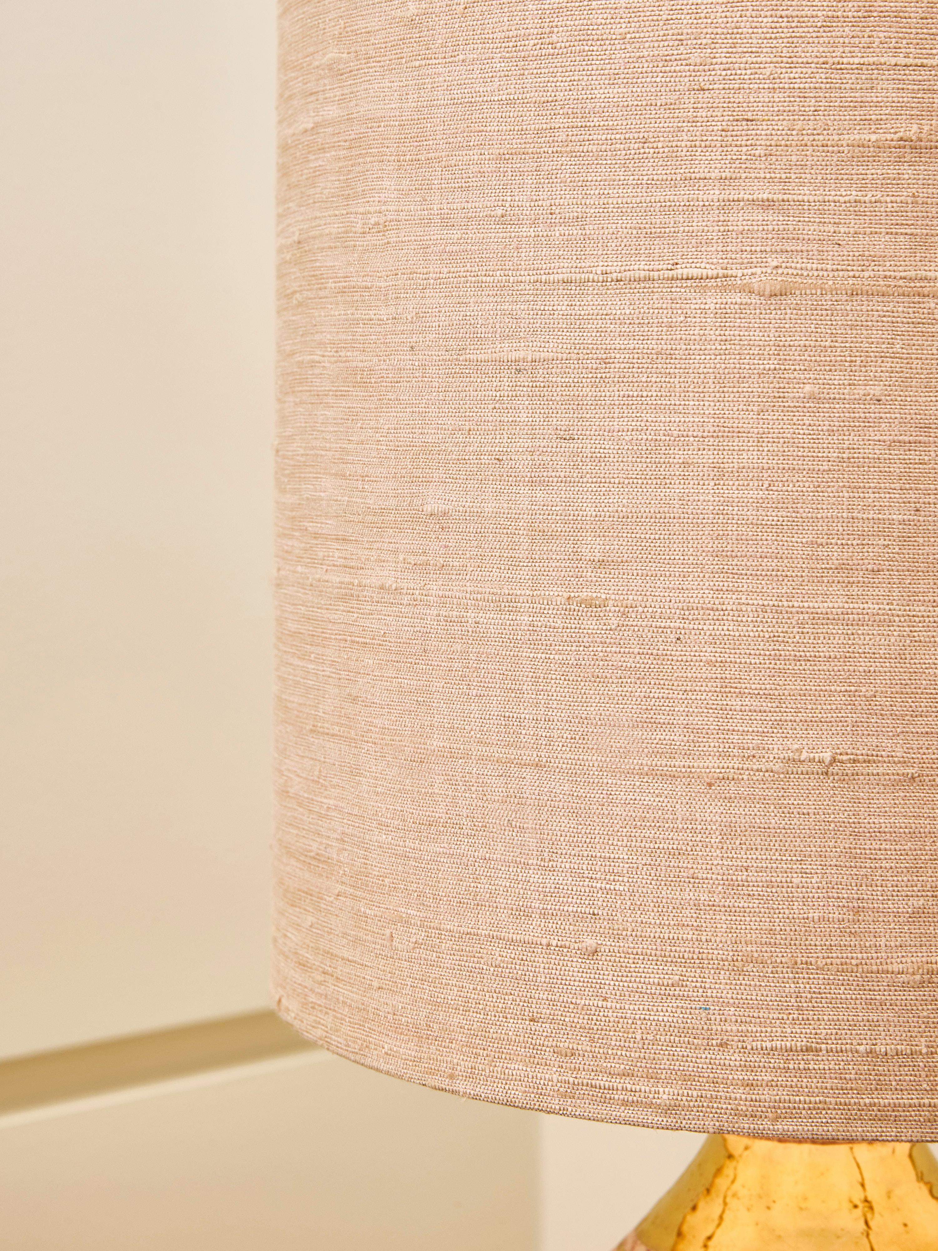 Pequeña lámpara de sobremesa de cerámica rosa, dorada y plateada de Georges Pelletier mediados del siglo XX en venta