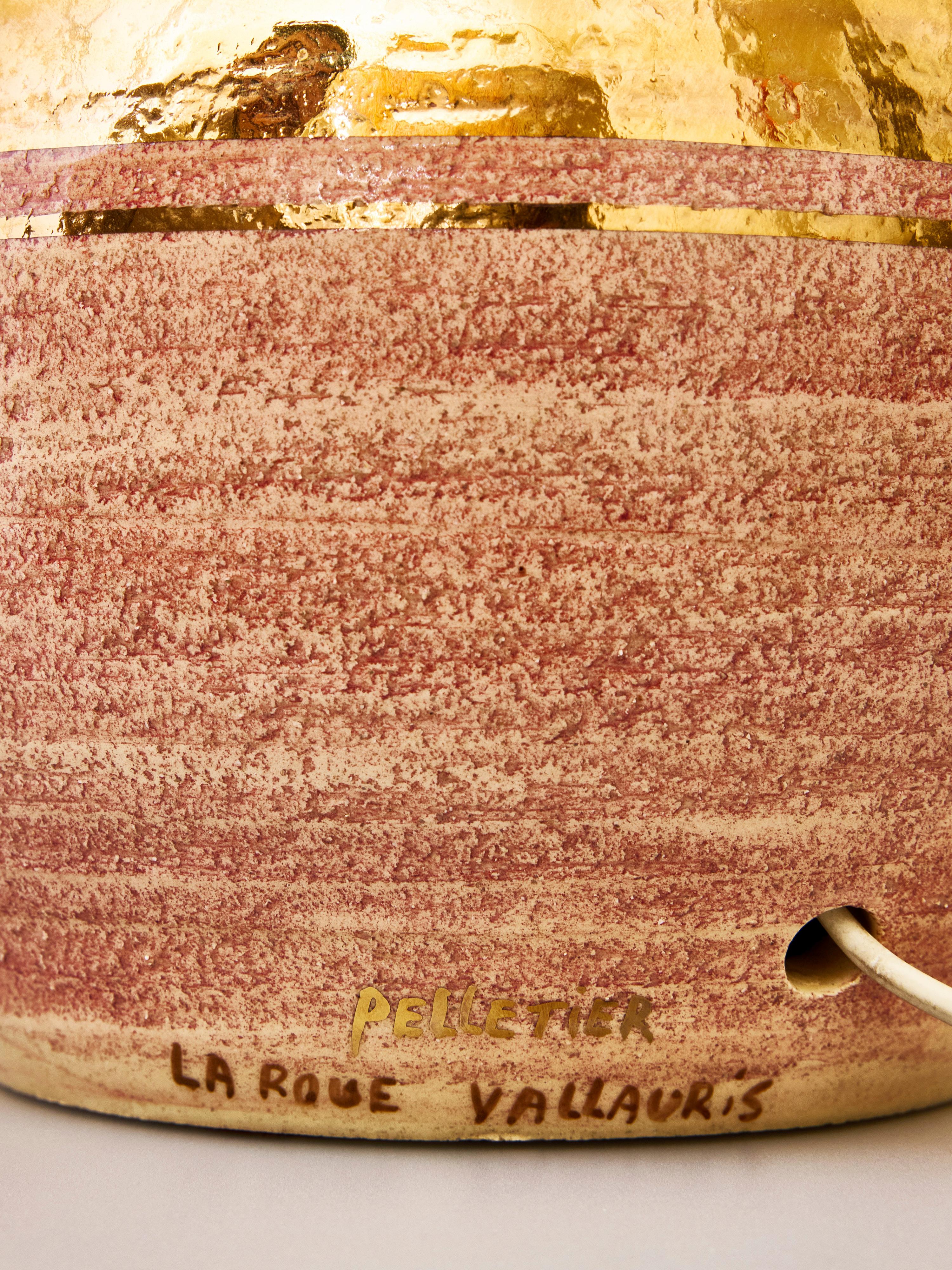 Pequeña lámpara de sobremesa de cerámica rosa, dorada y plateada de Georges Pelletier Cerámico en venta