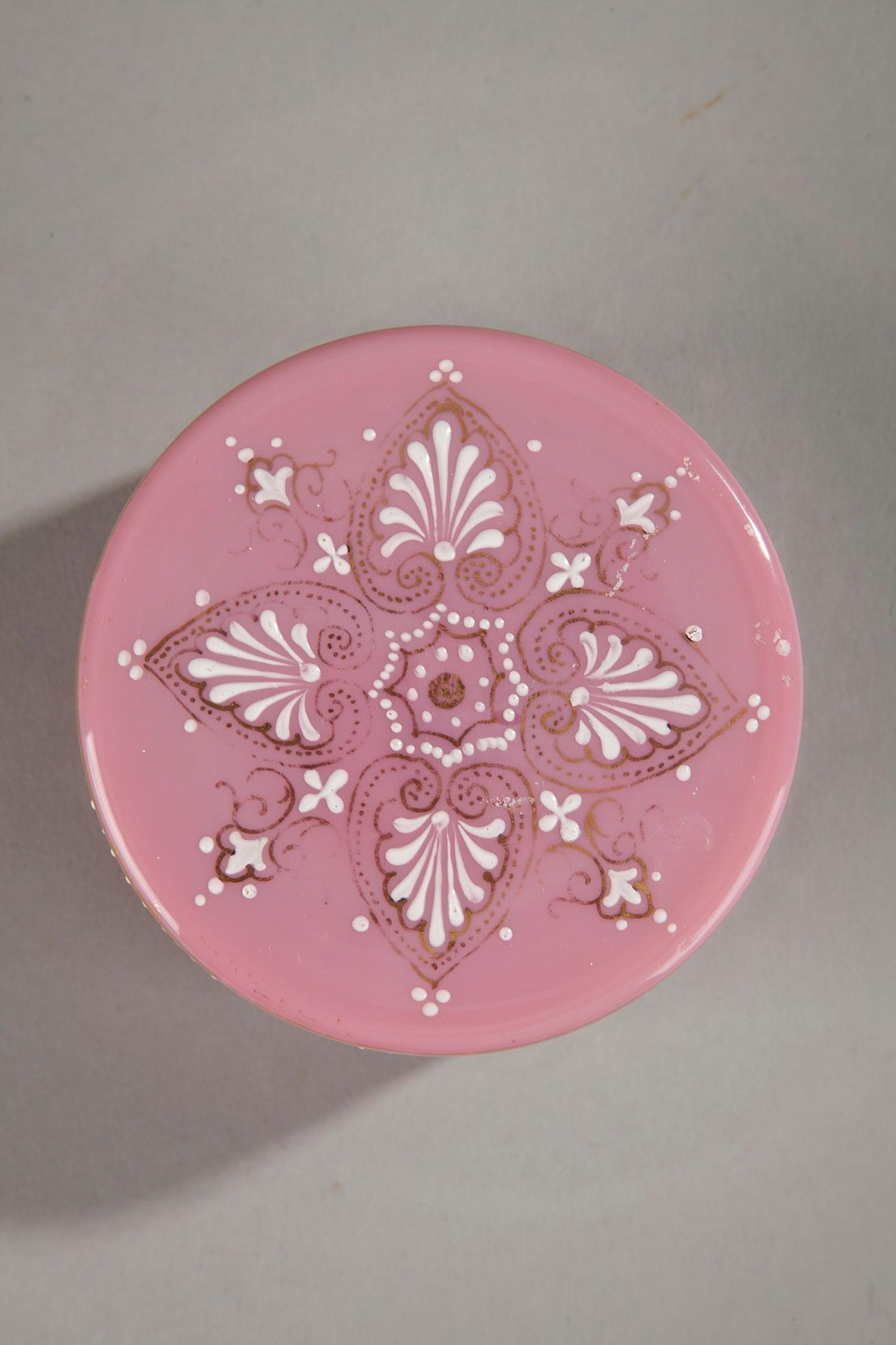 Small Pink Opaline Box with Empire Motifs In Good Condition In Paris, FR