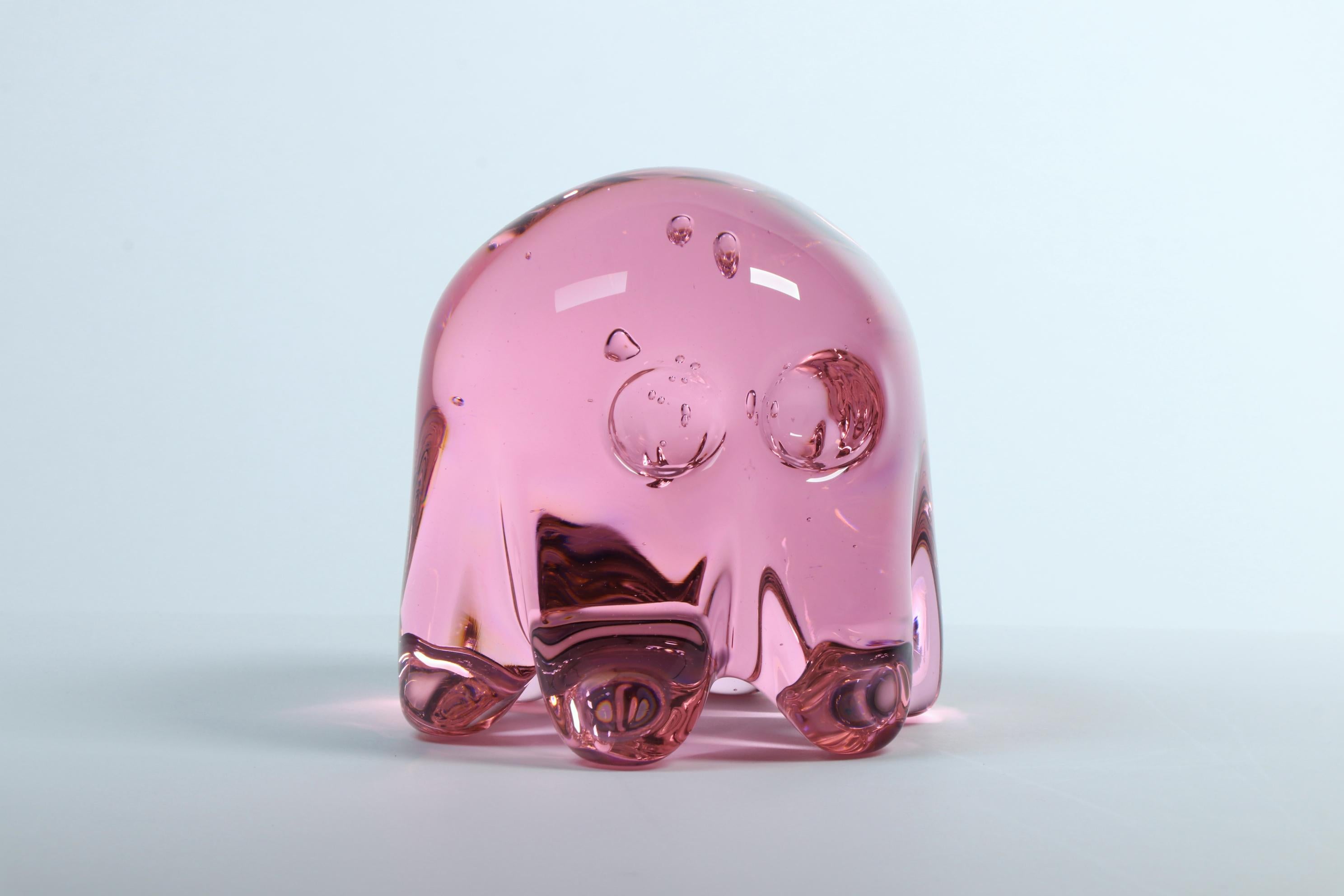 Kleiner rosafarbener Pac-Man Ghost – Glasskulptur von Dylan Martinez (Moderne) im Angebot
