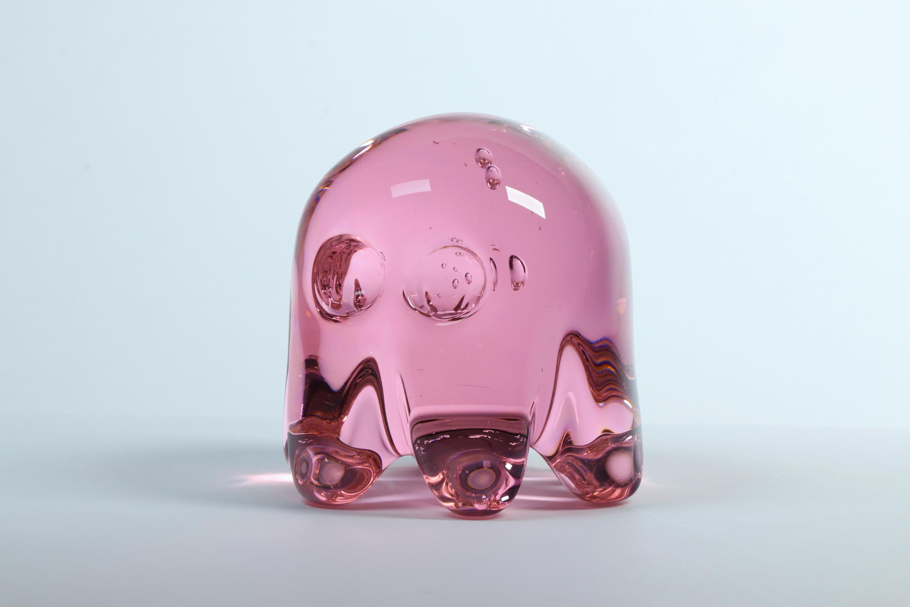 Américain Petit fantôme Pinky Pac-Man - Sculpture en verre de Dylan Martinez en vente