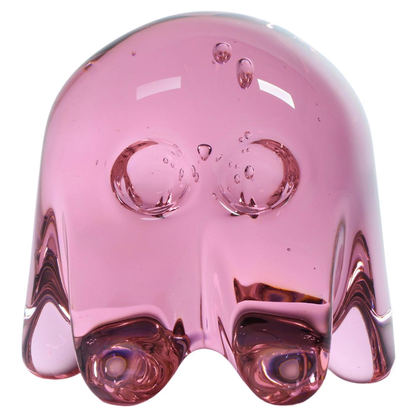 Kleiner rosafarbener Pac-Man Ghost – Glasskulptur von Dylan Martinez im Angebot