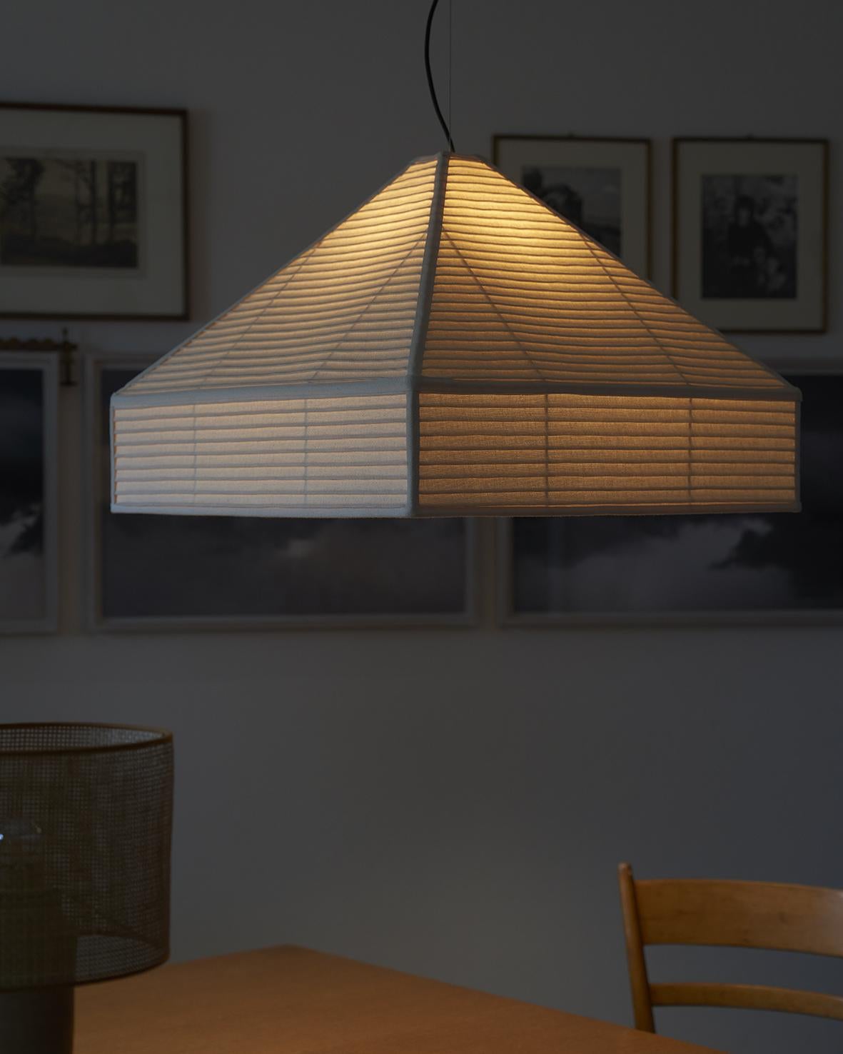 Petite lampe pendante plissée Piramide par NASSI
Dimensions : L 45 x P 45 x H 37 cm : L 45 x P 45 x H 37 cm. 
MATERIAL : Lin plissé ou uni et structure en fer enduite de tissu. 

A propos : Partie intégrante du monde des abat-jour faits main depuis