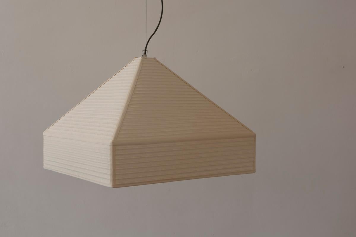 Postmoderne Petite lampe pendante plissée Piramide par NASSI en vente