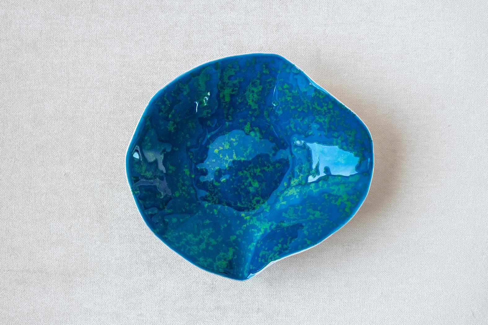 • Small plate
• Measures: 18cm x 17cm x 4cm 
• Perfect for a starter, dessert or side dish
• Hand painted deep blue glaze with green variations
• Unglazed textured bottom
• Designed in Amsterdam / handmade in France
• True Porcelaine de
