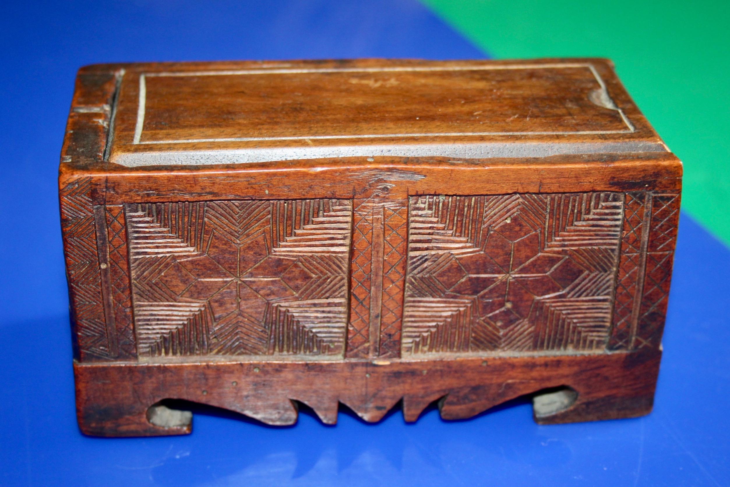 Piccola scatola da gioco in legno di Wood