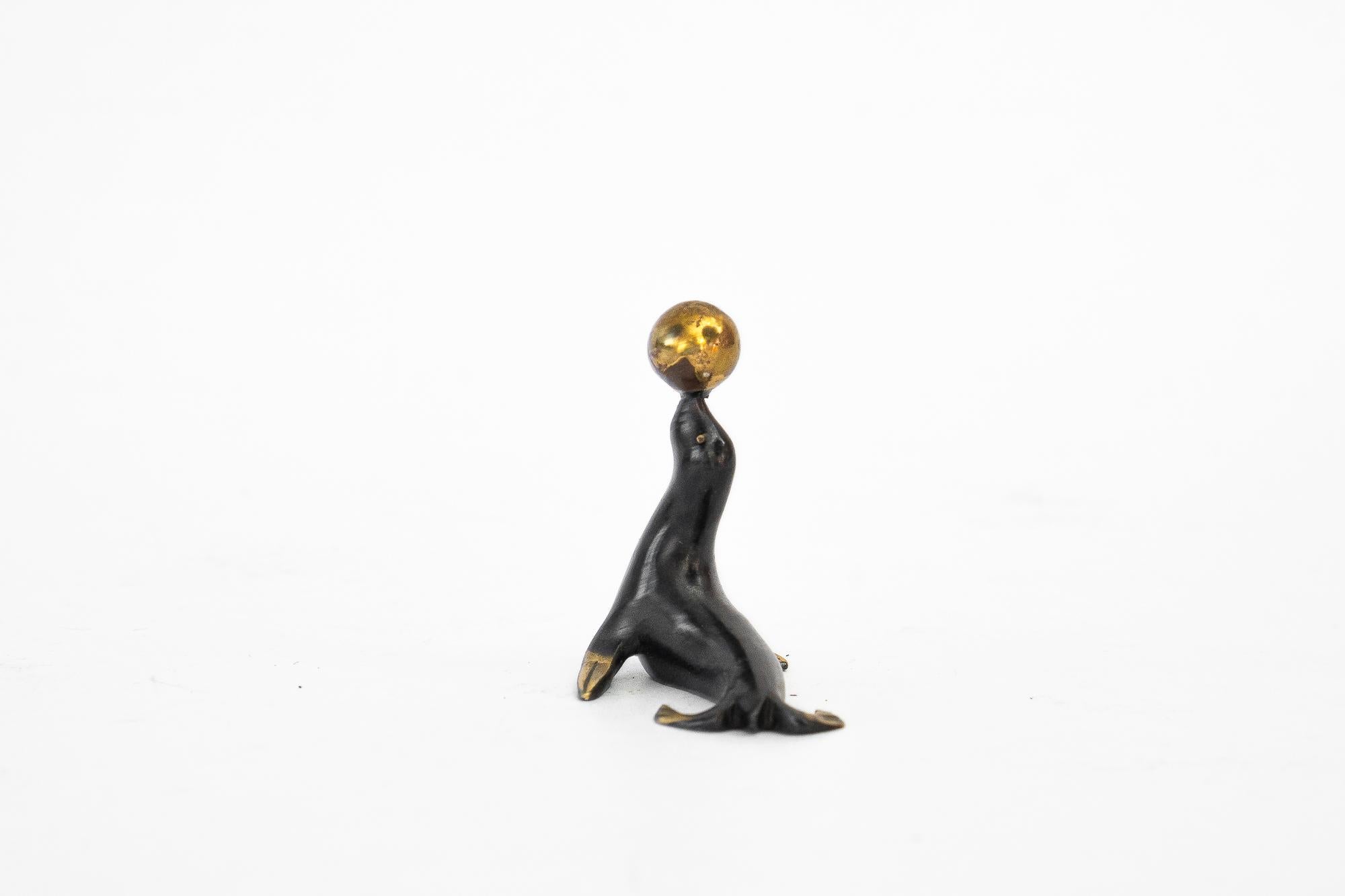 Mid-Century moderno Piccola statuetta di foca giocante di Walter Bosse degli anni '50 circa in vendita