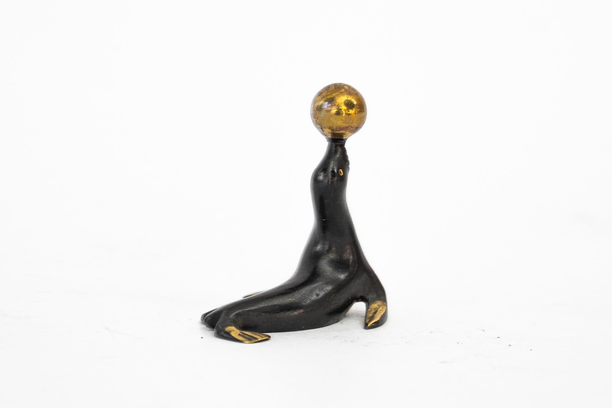 Piccola statuetta di foca giocante di Walter Bosse degli anni '50 circa In condizioni buone in vendita a Wien, AT