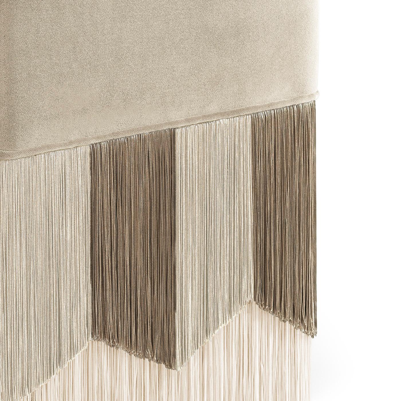 italien Petit Pouf Plissé carré en velours beige  par Lorenza Bozzoli Couture en vente