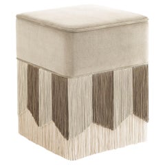 Petit Pouf Plissé carré en velours beige  par Lorenza Bozzoli Couture