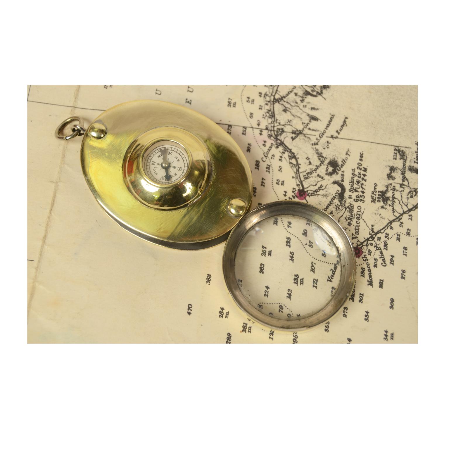 Small pocket compass made of brass with magnifying glass. The lens is placed inside a case made between two brass grips. English manufacture from the 1930s. Very good condition. Measures: 5 x 3.5 cm, thickness 1.5, compass diameter cm 1.
  
