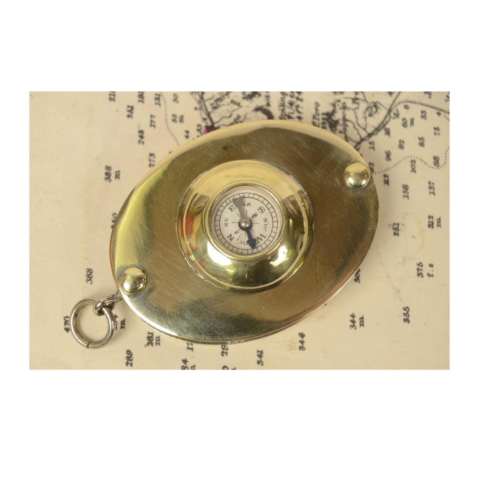 Small Pocket Compass Made of Brass with Magnifying Glass, 1930s In Good Condition In Milan, IT