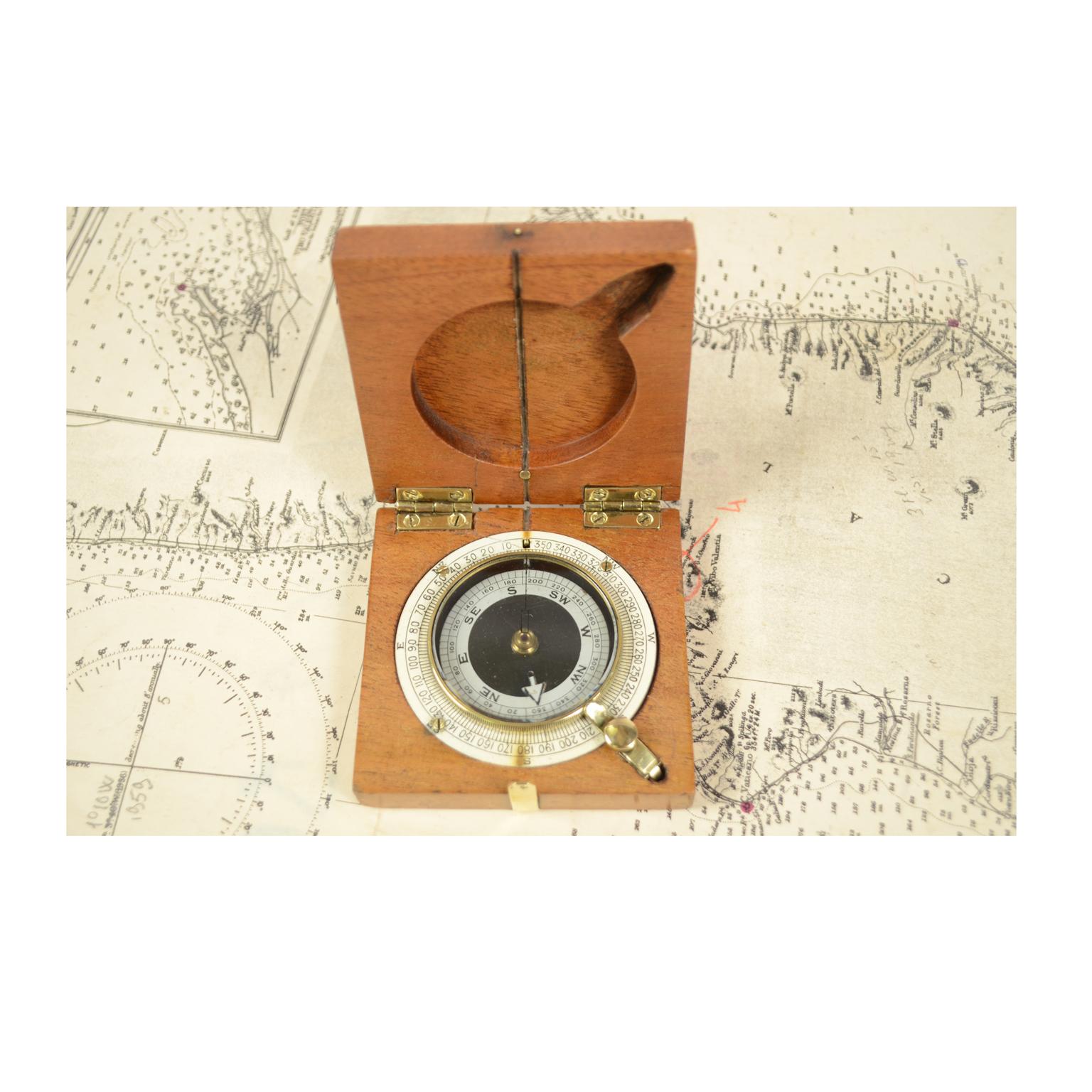 Small pocket compass, mahogany wood and brass, used by British aviation officers during the First World War, complete with compass card with eight winds with a goniometric circle and a compass needle lock for calculating horizontal angles. Signed J