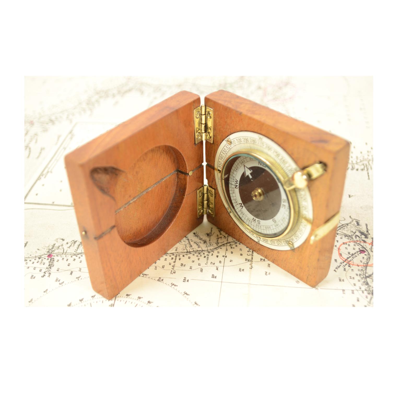 Small Pocket Compass, Mahogany Wood and Brass, WWI In Good Condition In Milan, IT