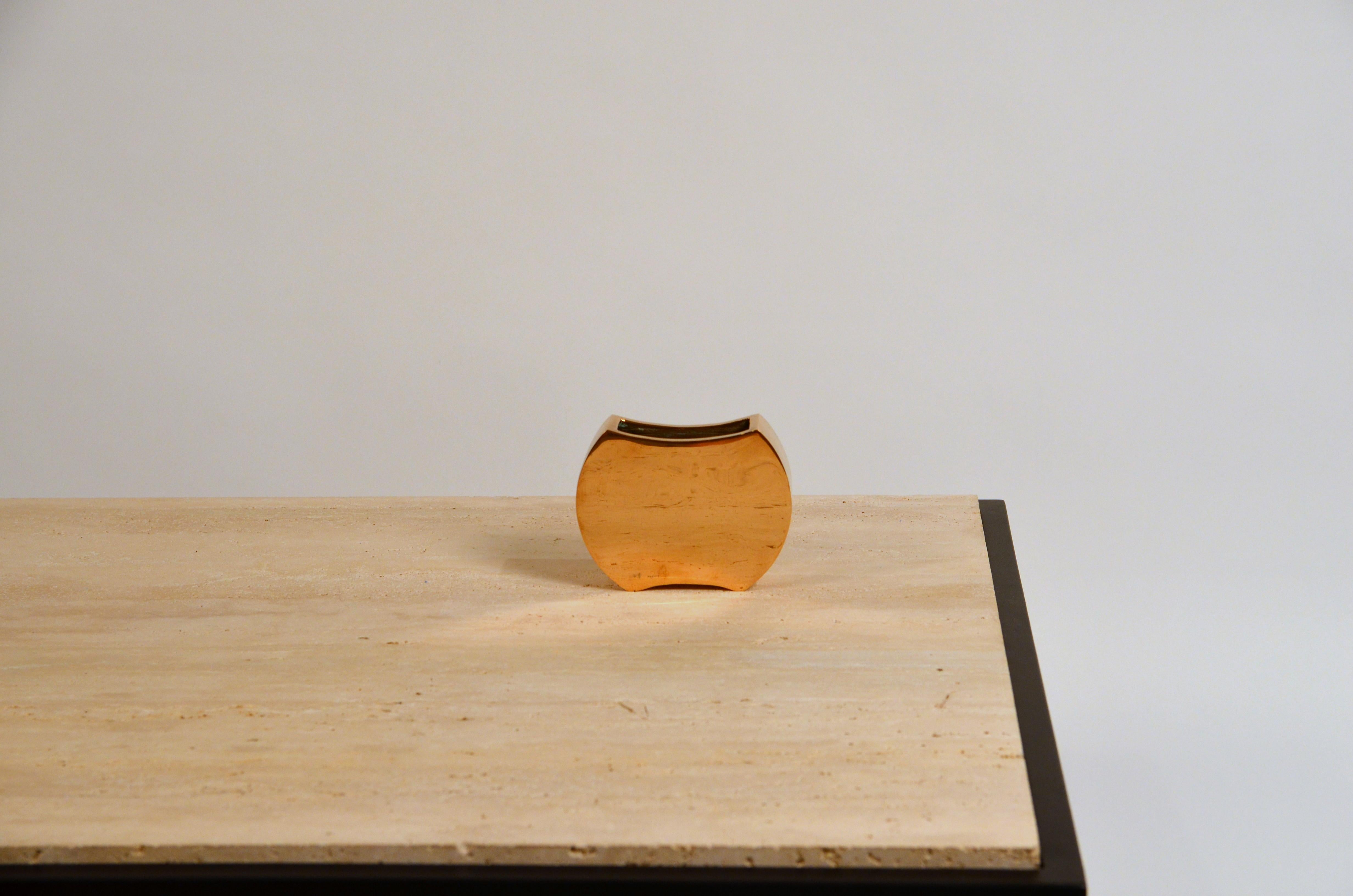 Piccolo vaso in bronzo lucido di Monique Gerber. Firmato.

Bronzo massiccio fuso e lucidato a mano. Pezzo pesante.