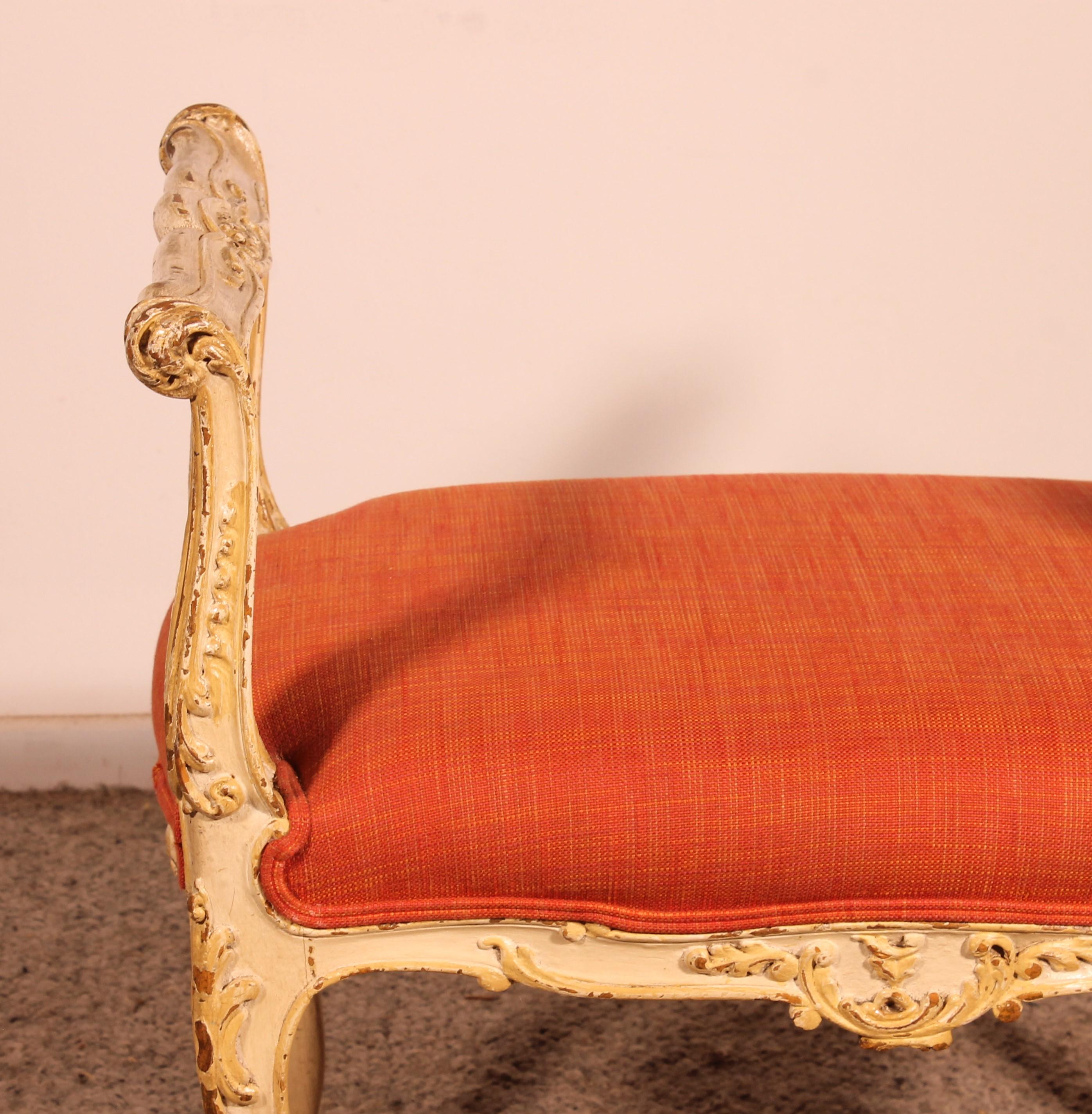 ravissante banquette en bois polychrome de style Louis XV du 19ème siècle

Très beau petit modèle qui possède une très belle base sculptée avec une belle polychromie
Le banc est recouvert d'un tissu avec un petit passepoil.

Le tissu est en très bon