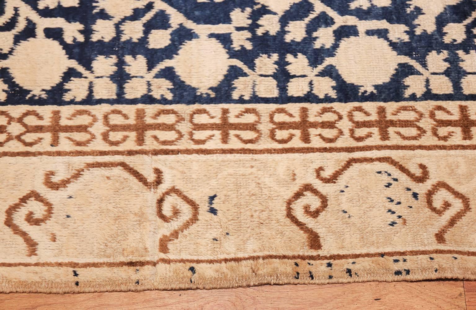 Petit tapis Khotan ancien à motif de grenades. Taille : 4 pieds 6 po. x 8 pieds 3 po. Bon état - En vente à New York, NY