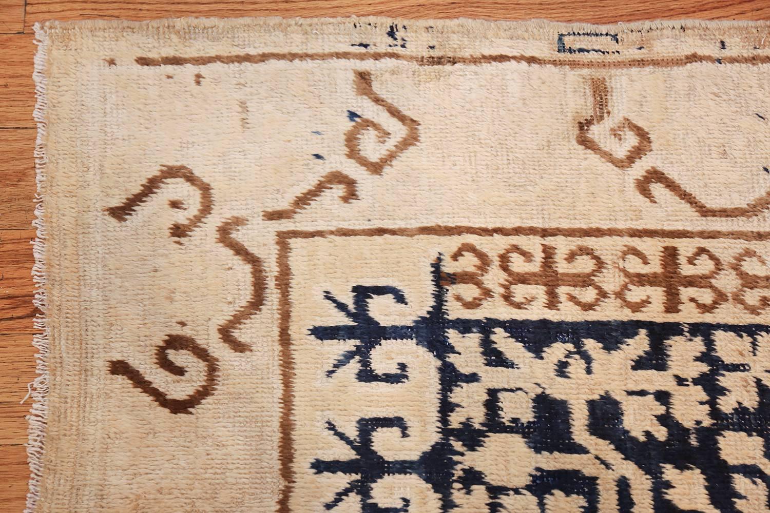 20ième siècle Petit tapis Khotan ancien à motif de grenades. Taille : 4 pieds 6 po. x 8 pieds 3 po. en vente