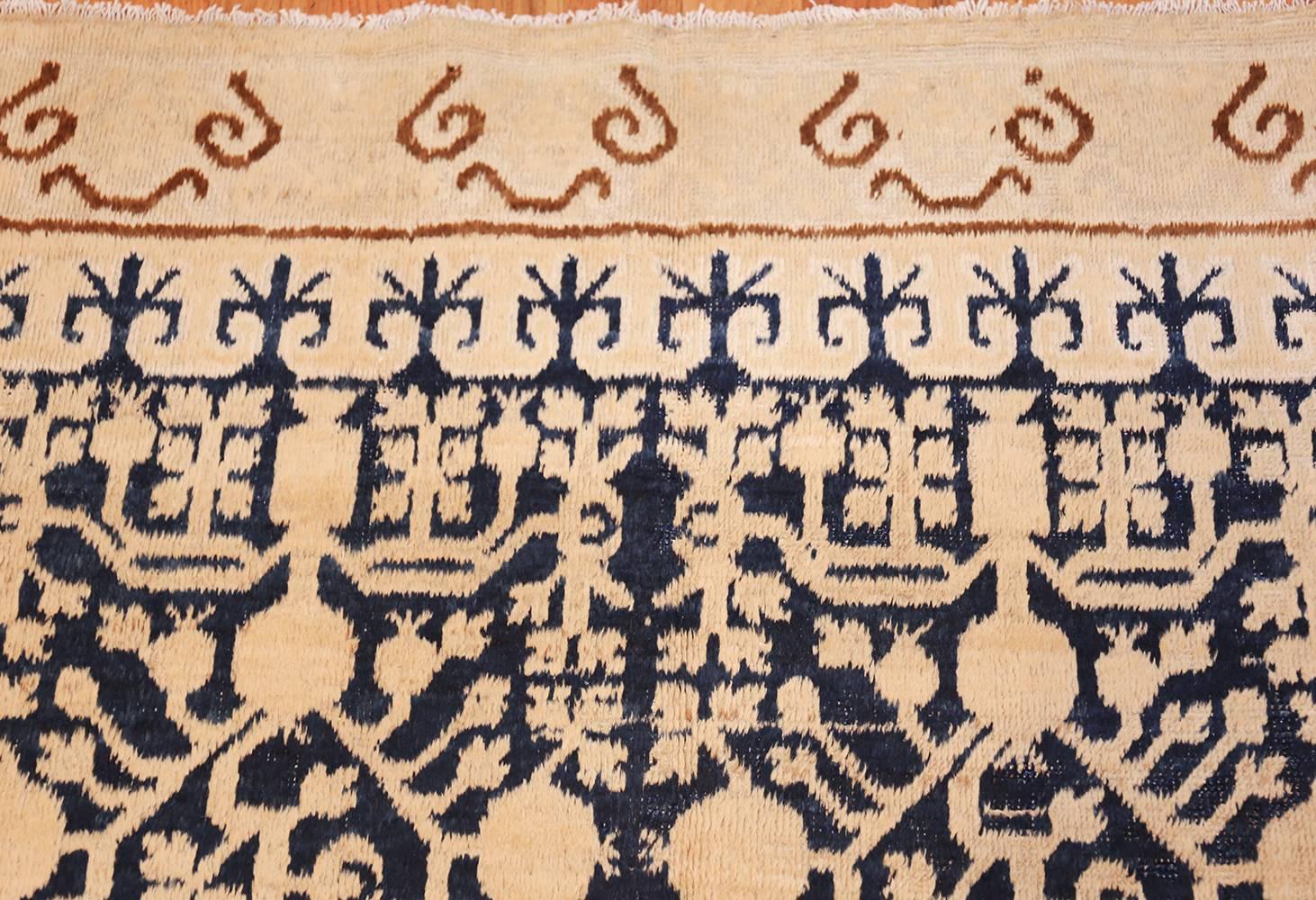 Laine Petit tapis Khotan ancien à motif de grenades. Taille : 4 pieds 6 po. x 8 pieds 3 po. en vente