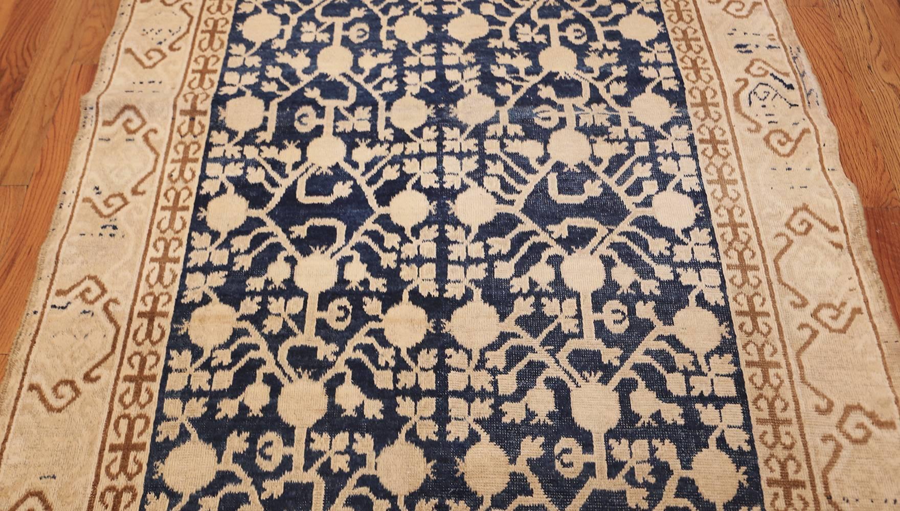 Petit tapis Khotan ancien à motif de grenades. Taille : 4 pieds 6 po. x 8 pieds 3 po. en vente 1