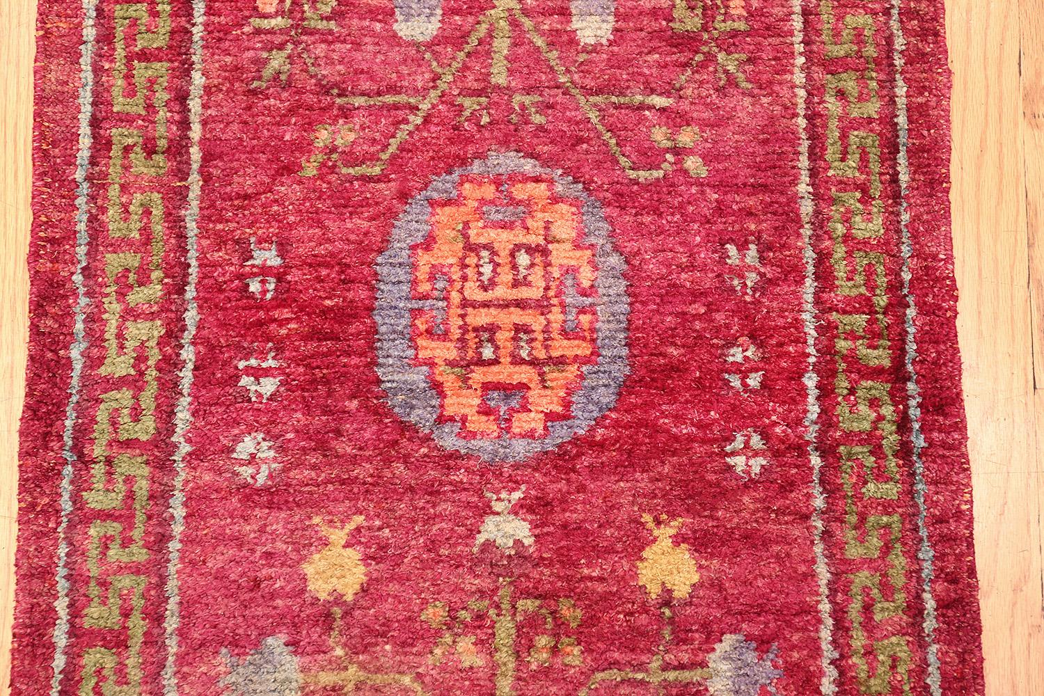 Small Pomegranate Design Antique Purple Silk Khotan Runner Rug (Ostturkestanisch)