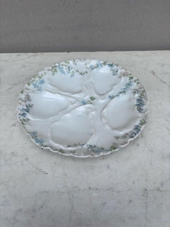 Piccolo piatto da ostrica in porcellana blu a fiori Limoges, circa 1900