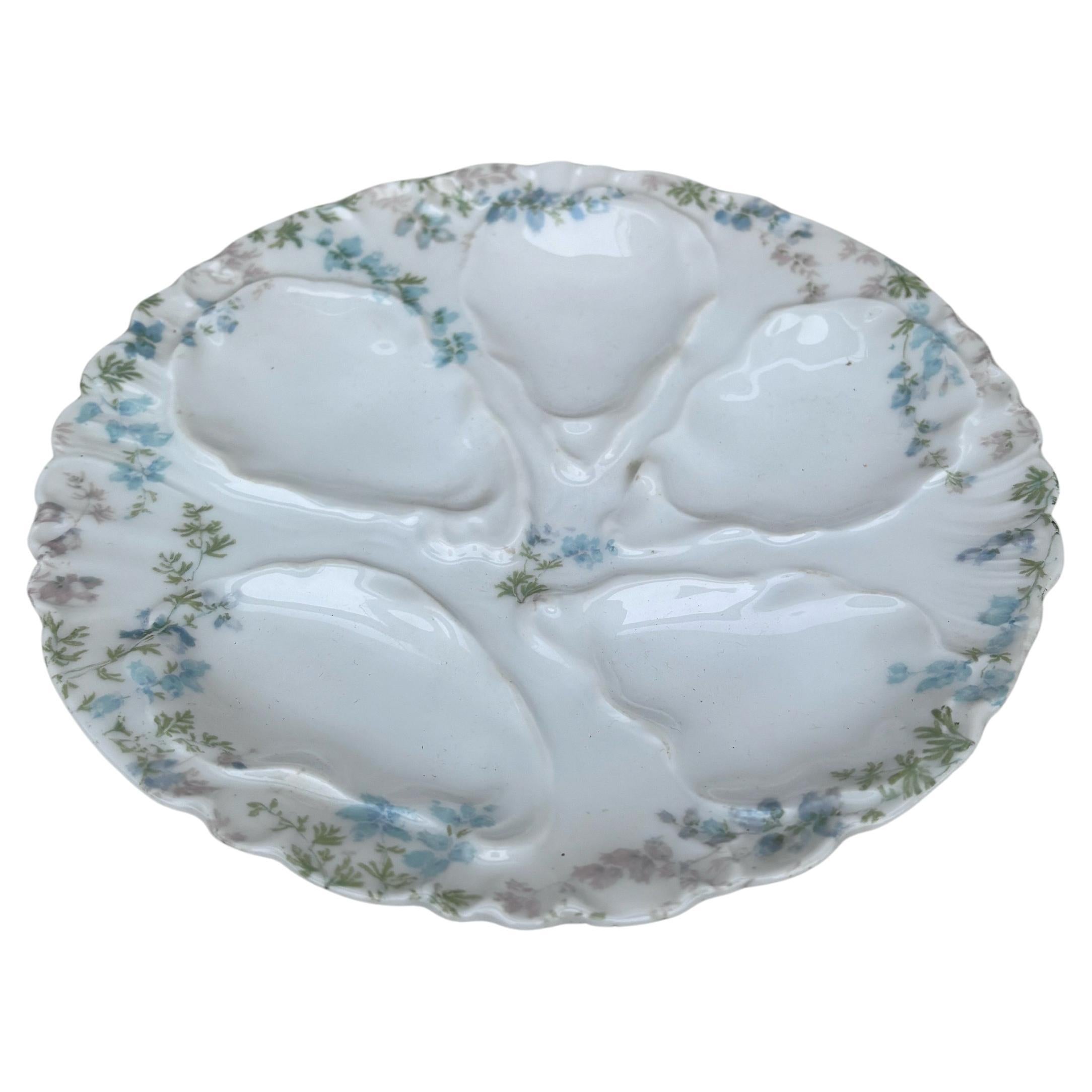 Small Porcelain Blue Flowers Oyster Plate Limoges, circa 1900.
7.5 inches diameter.