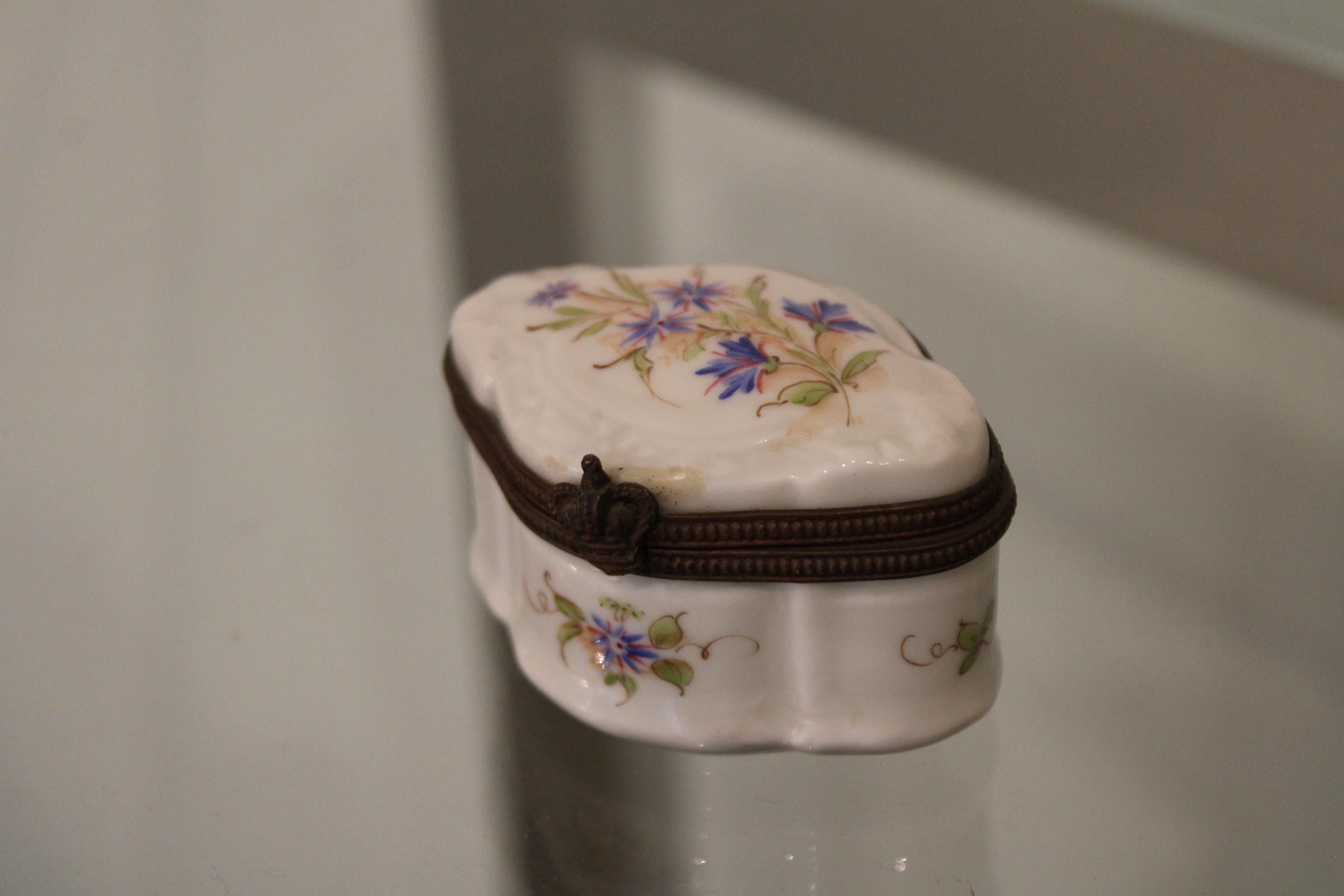 Small porcelain box.
Flower polychrome decor.
Mark under the base.