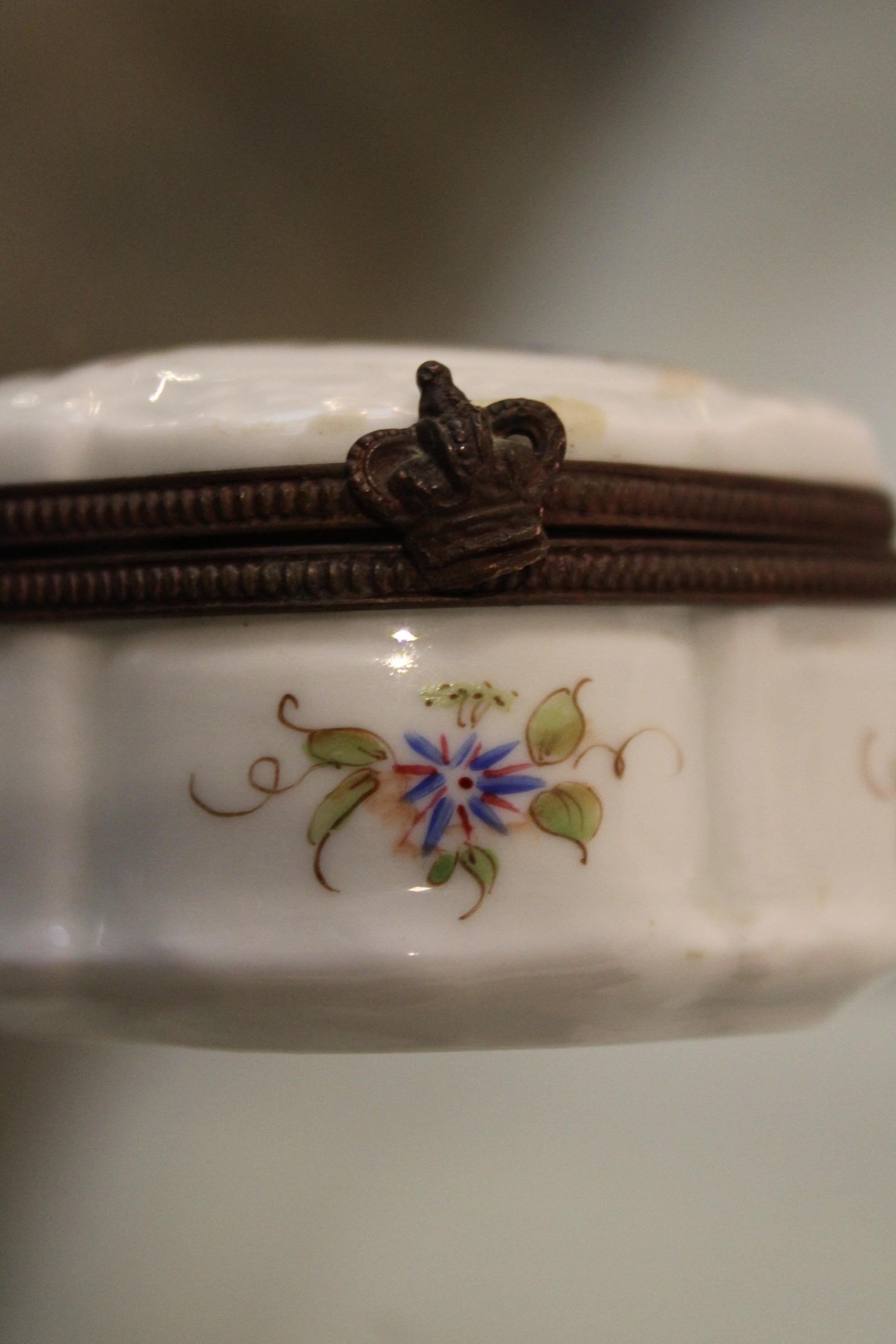 19th Century Small Porcelain Box For Sale