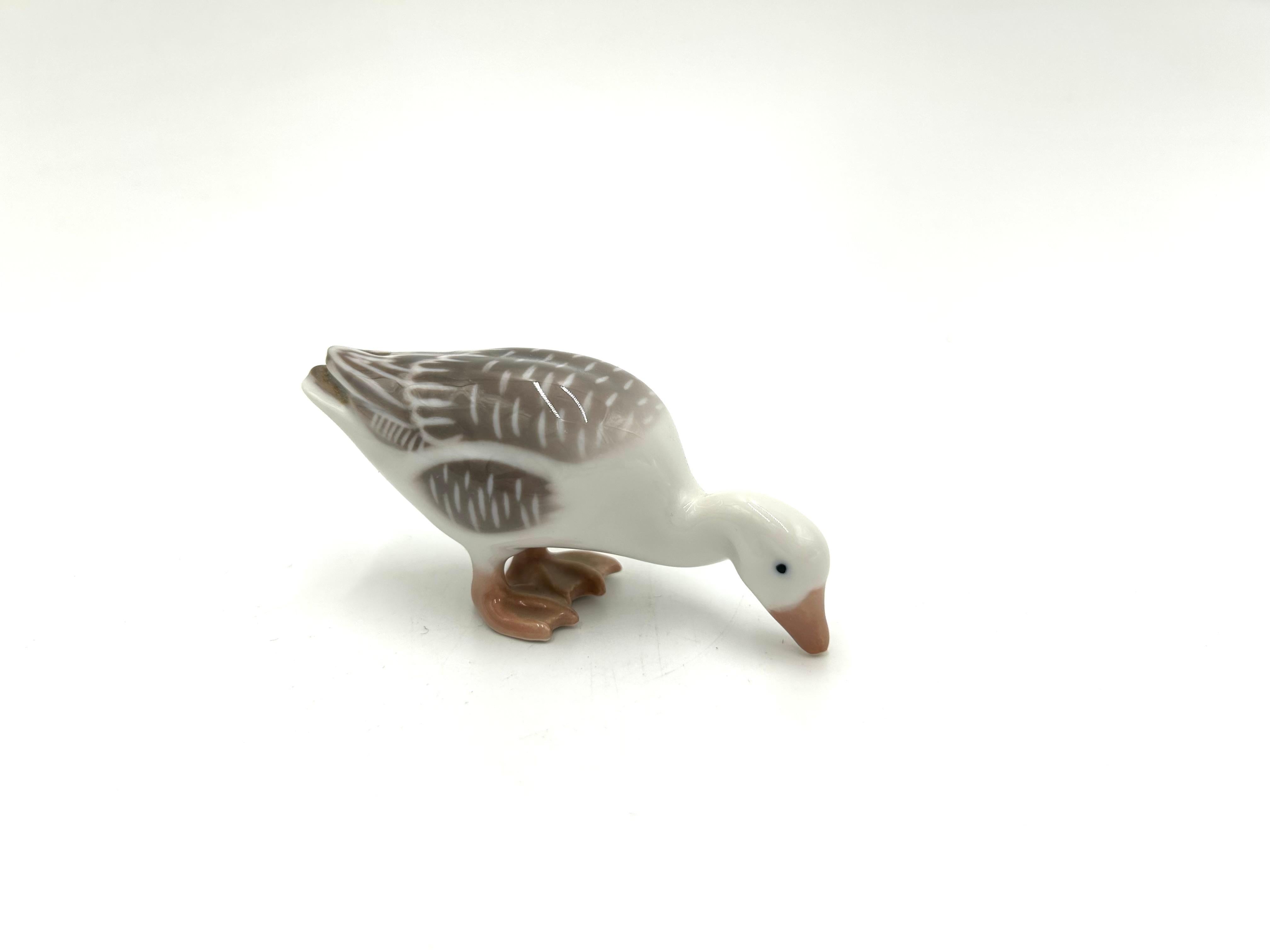 Porcelain small goose figurine

Produced by the Danish manufactory Bing & Grondahl

The mark is used in the 1980s.

Very good condition without damage

Measures : Height: 4cm

Width: 6cm

Depth: 3cm.