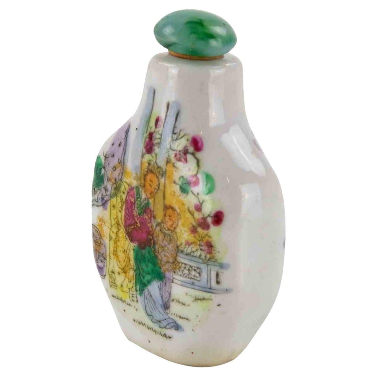 Small Porcelain Snuff Bottle with Presentation Box, Early 20th Century For Sale