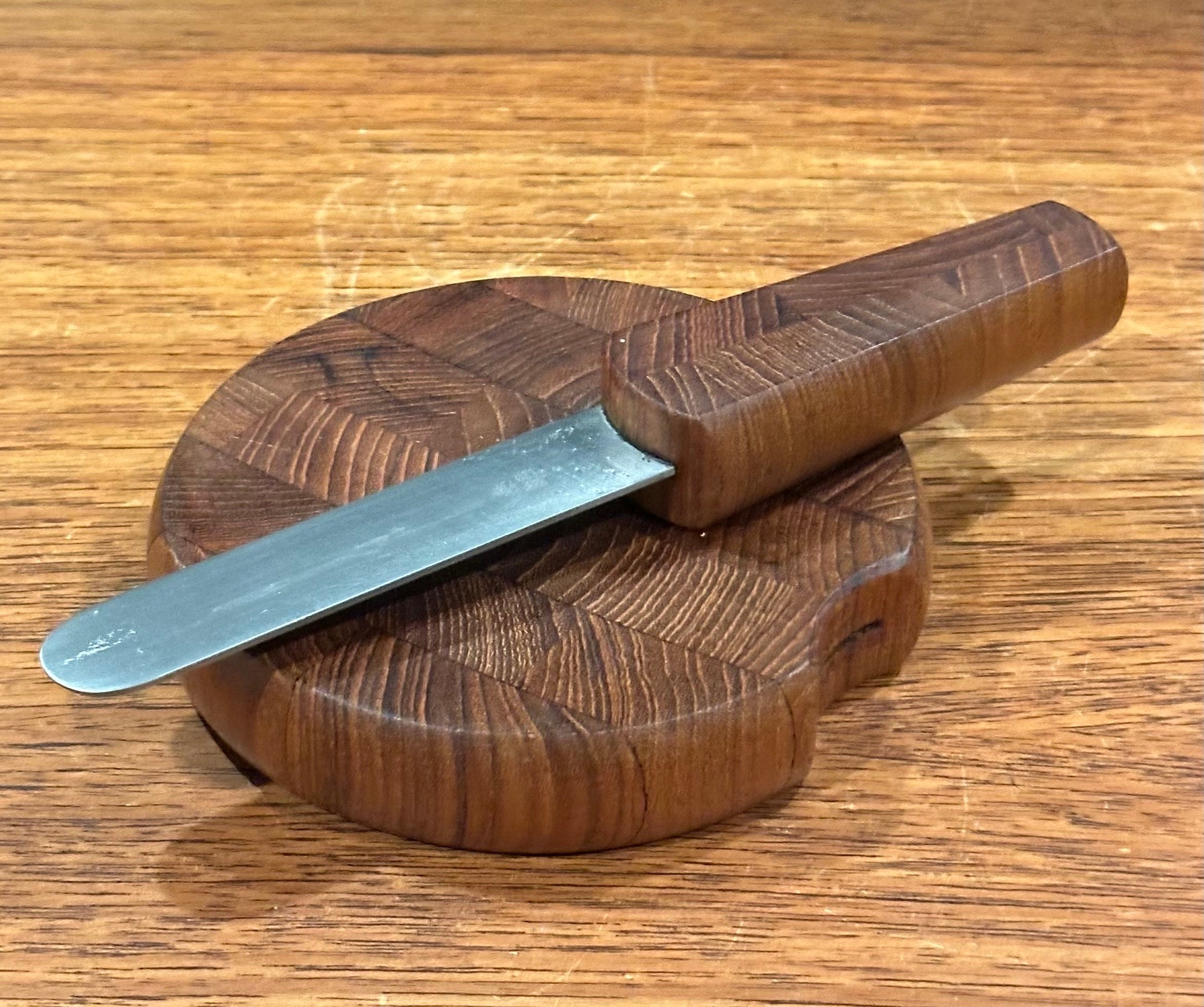 Piccolo vassoio per formaggi portatile in legno di teak con coltello di Jens Quistgaard per Dansk in vendita 3