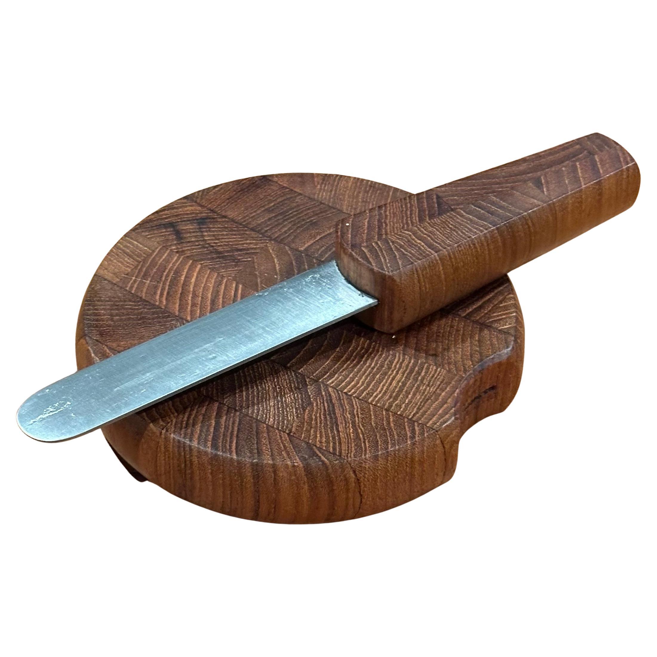 Piccolo vassoio portatile in teak dogato con coltello di Jens Quistgaard per Dansk, anni '70 circa. Il set è in ottime condizioni vintage e misura 5 