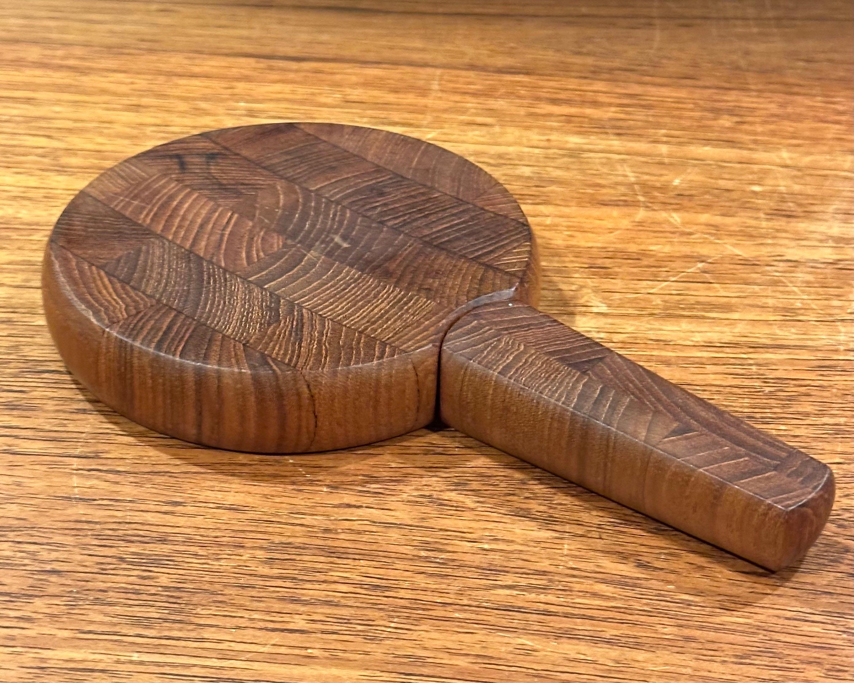 Danese Piccolo vassoio per formaggi portatile in legno di teak con coltello di Jens Quistgaard per Dansk in vendita