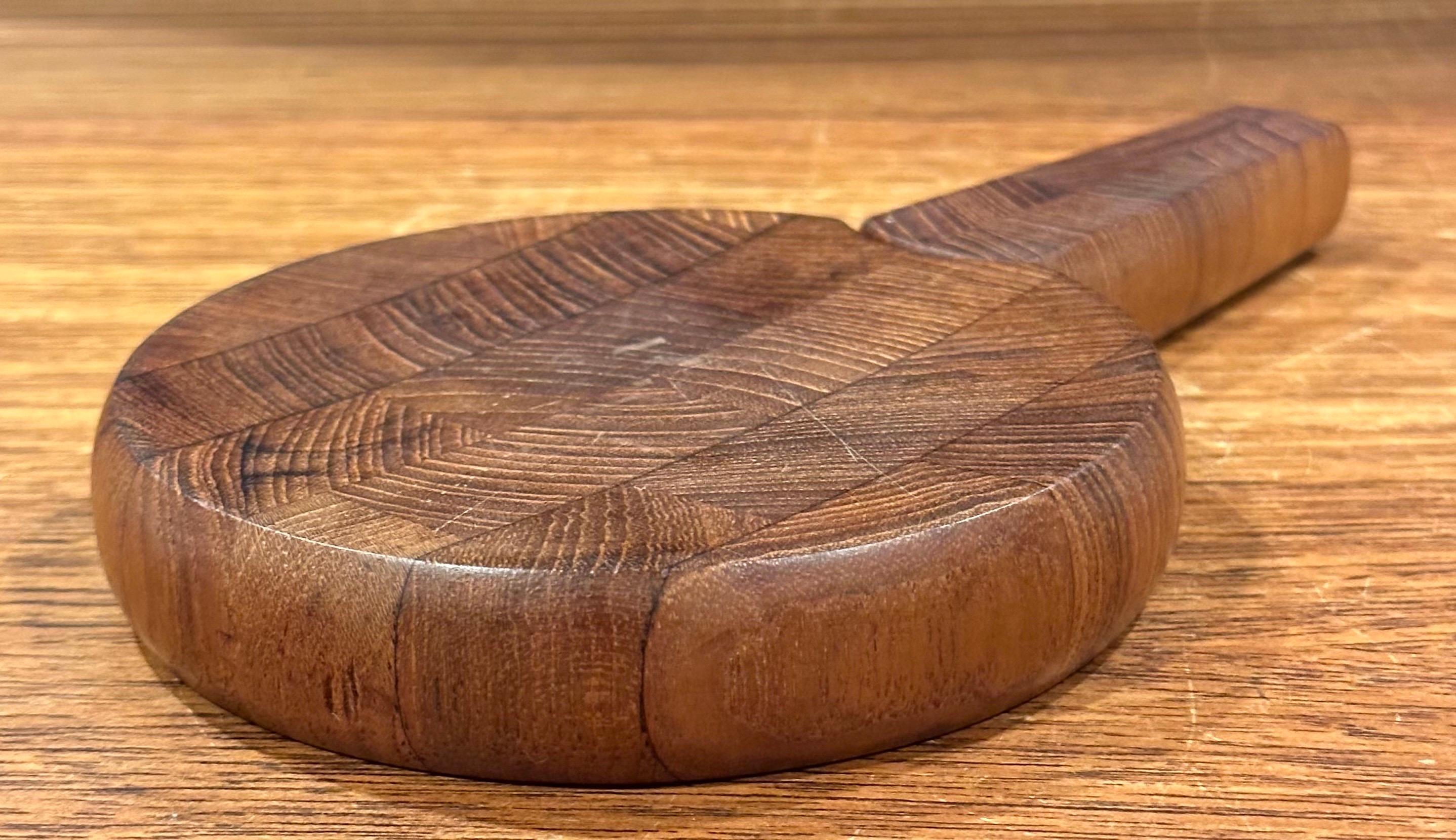 XX secolo Piccolo vassoio per formaggi portatile in legno di teak con coltello di Jens Quistgaard per Dansk in vendita