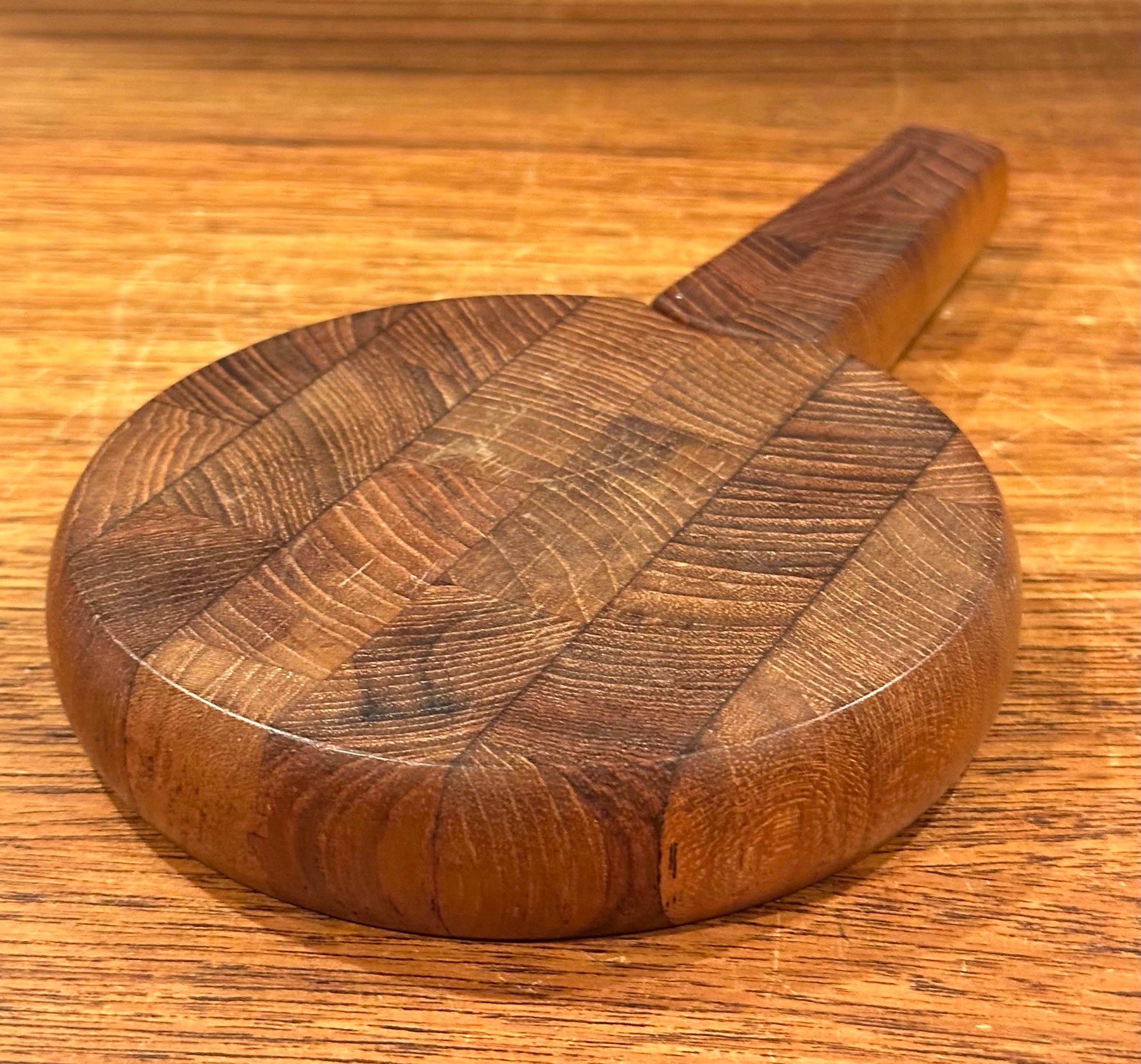 Piccolo vassoio per formaggi portatile in legno di teak con coltello di Jens Quistgaard per Dansk in vendita 1