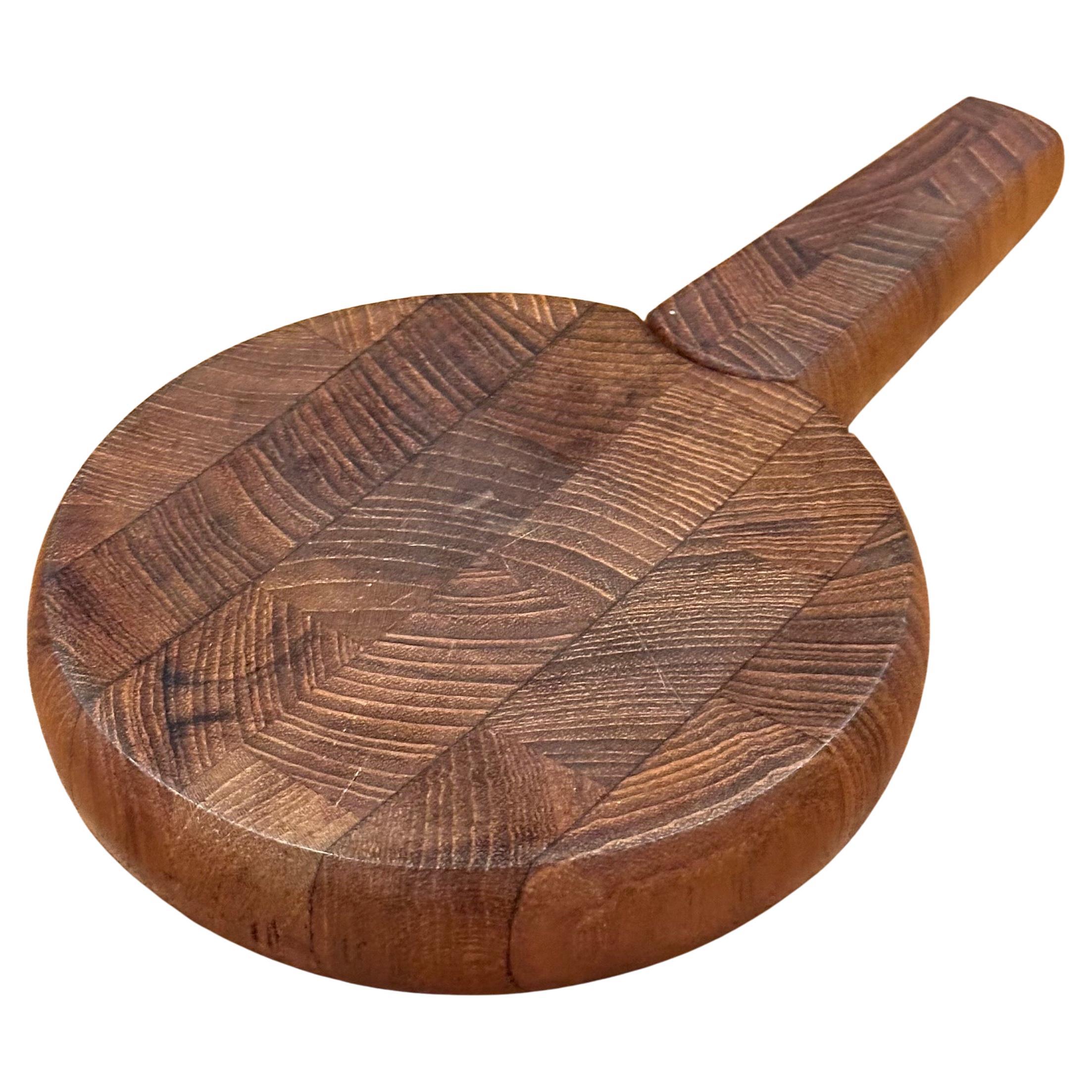 Piccolo vassoio per formaggi portatile in legno di teak con coltello di Jens Quistgaard per Dansk in vendita