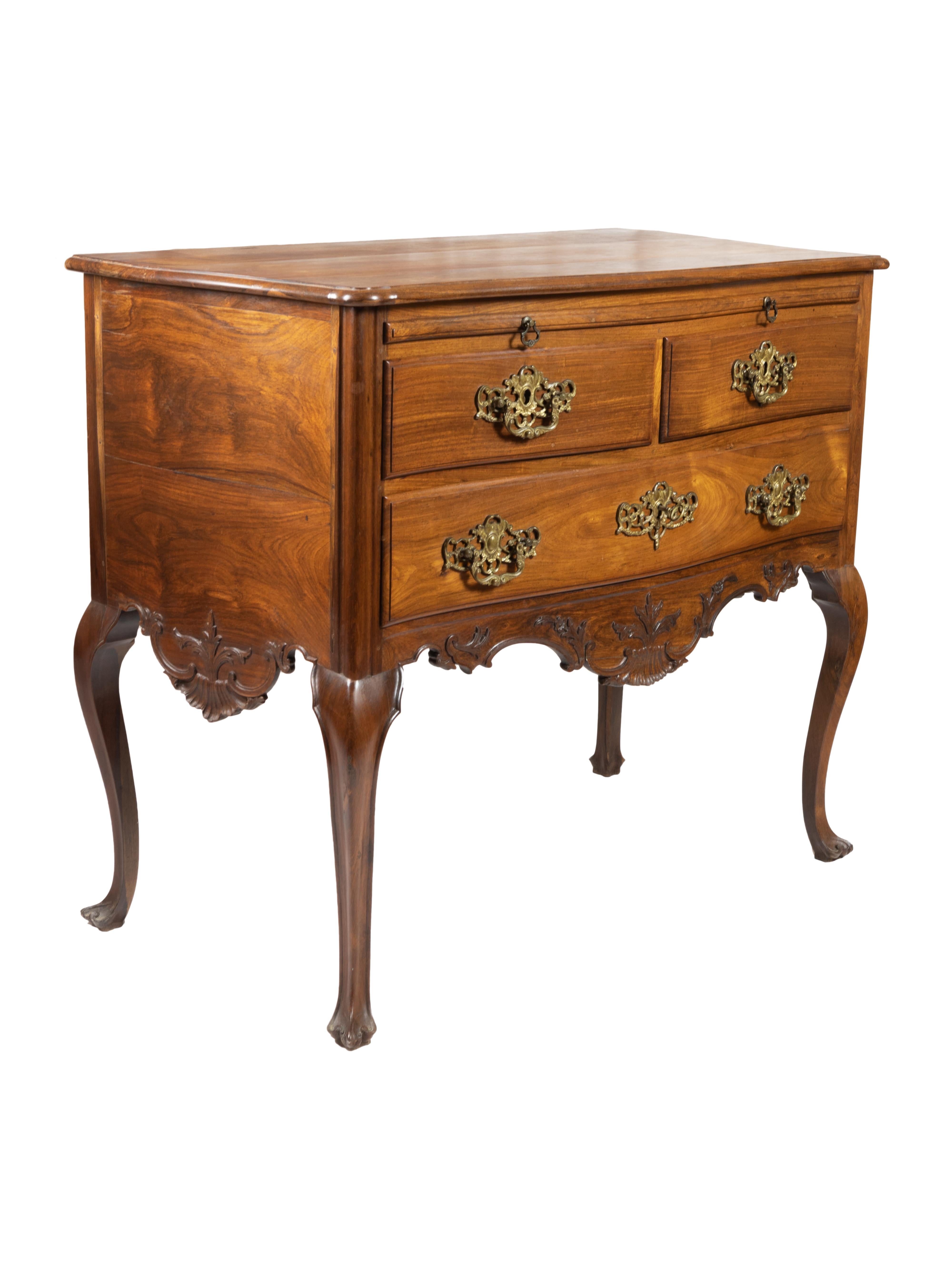Small Portuguese Baroque Commode, 18th Century In Good Condition For Sale In Lisbon, PT