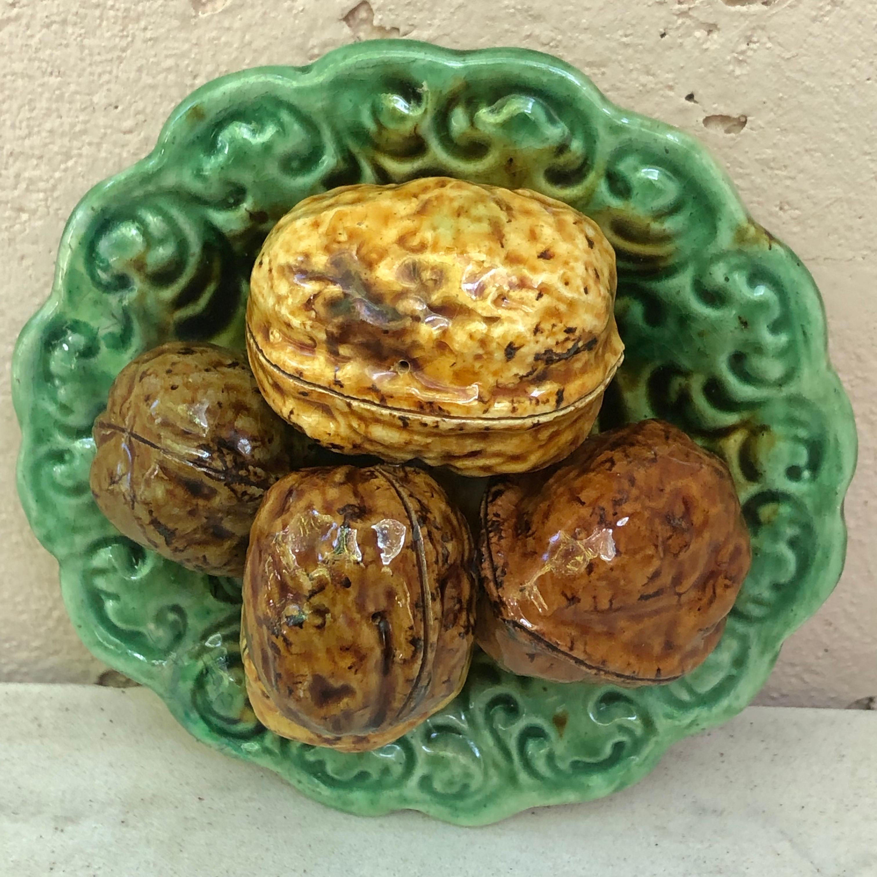 Small Portuguese Majolica Palissy walnut Platter signed Mafra ( Caldas Da Rainha )
Trompe l 'oeil.