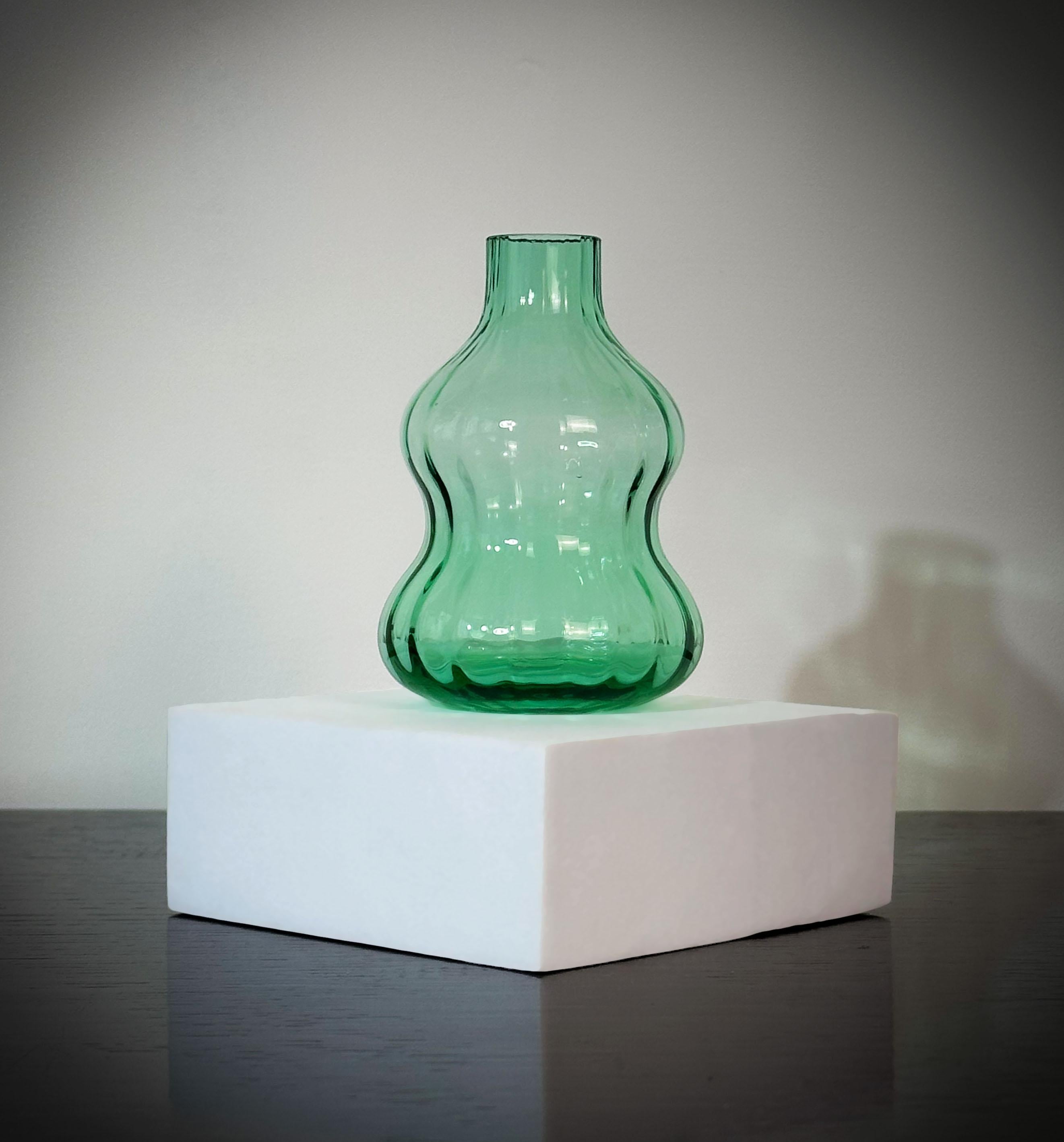 Kleine Flaschenvase aus Murano-Glas im postmodernen Stil von Nason.

Handgefertigt aus mintgrünem Murano-Glas in Form eines Doppelkürbisses. Die Außenseite ist mit glatten, linearen Rillen versehen, die vom Hals bis zum Boden in das Glas eingeprägt