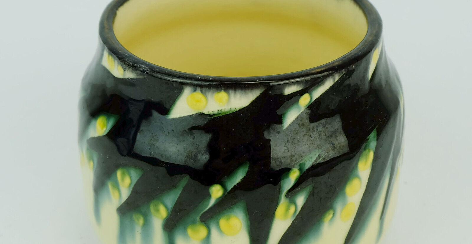 Kleines Gefäß (Vase oder Pflanzgefäß), hergestellt von den Tonwerken Kandern, Entwurf Max Laeuger um 1900 bis 1910. Markiert nach unten.

Abmessungen in cm:
Höhe 9,7 cm, Durchmesser 11,5 cm.

Abmessungen in Zoll: 
Höhe 3,81