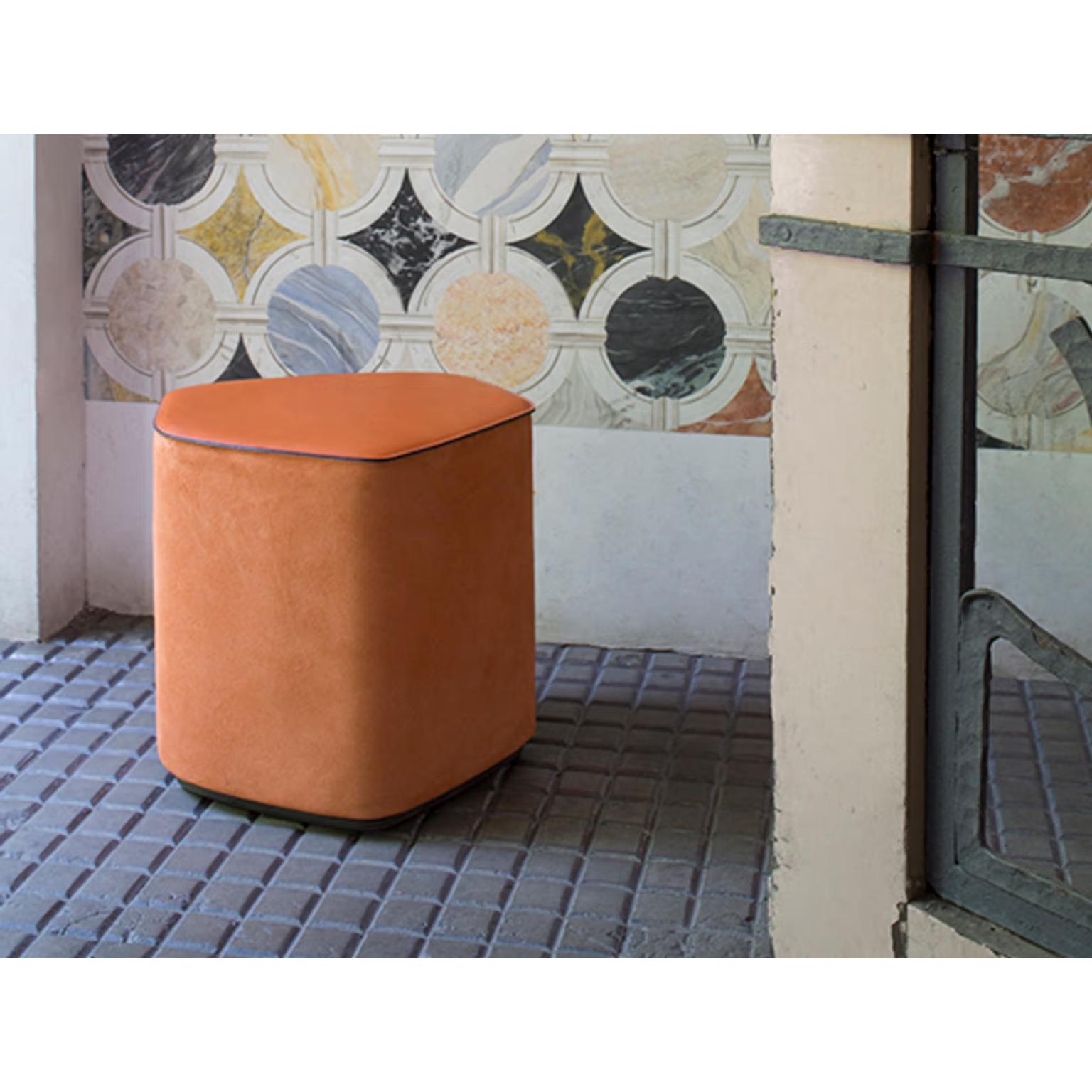 Petit pouf en cuir végétal, daim et contreplaqué de peuplier par Oscar Maschera
Dimensions : 39 x 45 x 40 cm : D 39 x L 45 x H 40 cm.
MATERIAL : Cuir végétal, daim et contreplaqué de peuplier.

Notre travail est une recherche : nous laissons libre