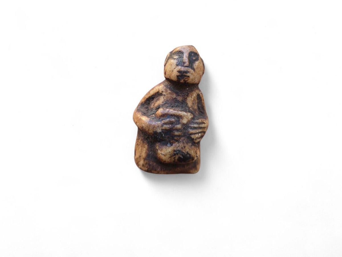 Kleine Pre-Columbianische Figur - Rituelles Steinamulett (Stammeskunst) im Angebot