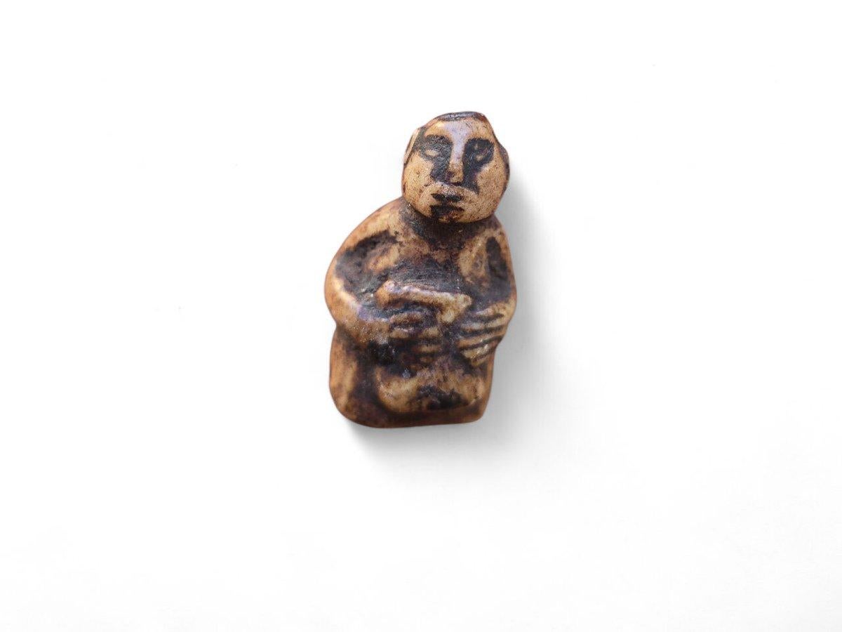 Kleine Pre-Columbianische Figur - Rituelles Steinamulett (Südamerikanisch) im Angebot