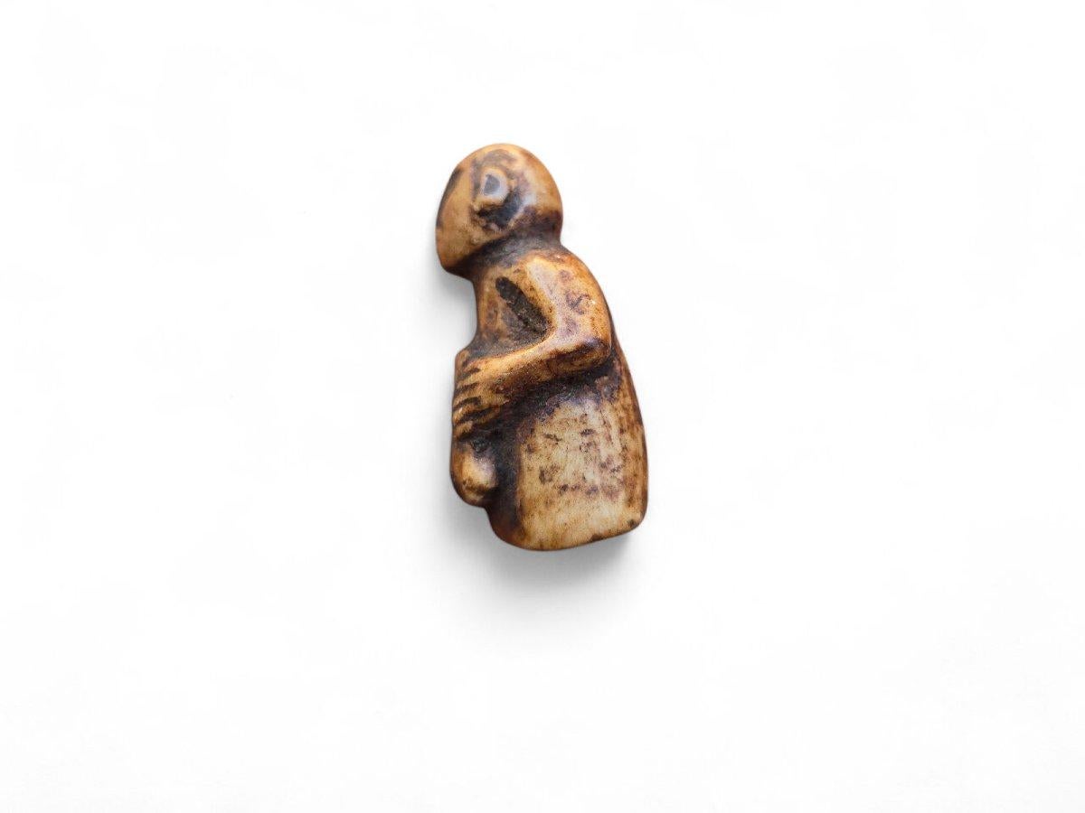 Kleine Pre-Columbianische Figur - Rituelles Steinamulett im Zustand „Gut“ im Angebot in Madrid, ES