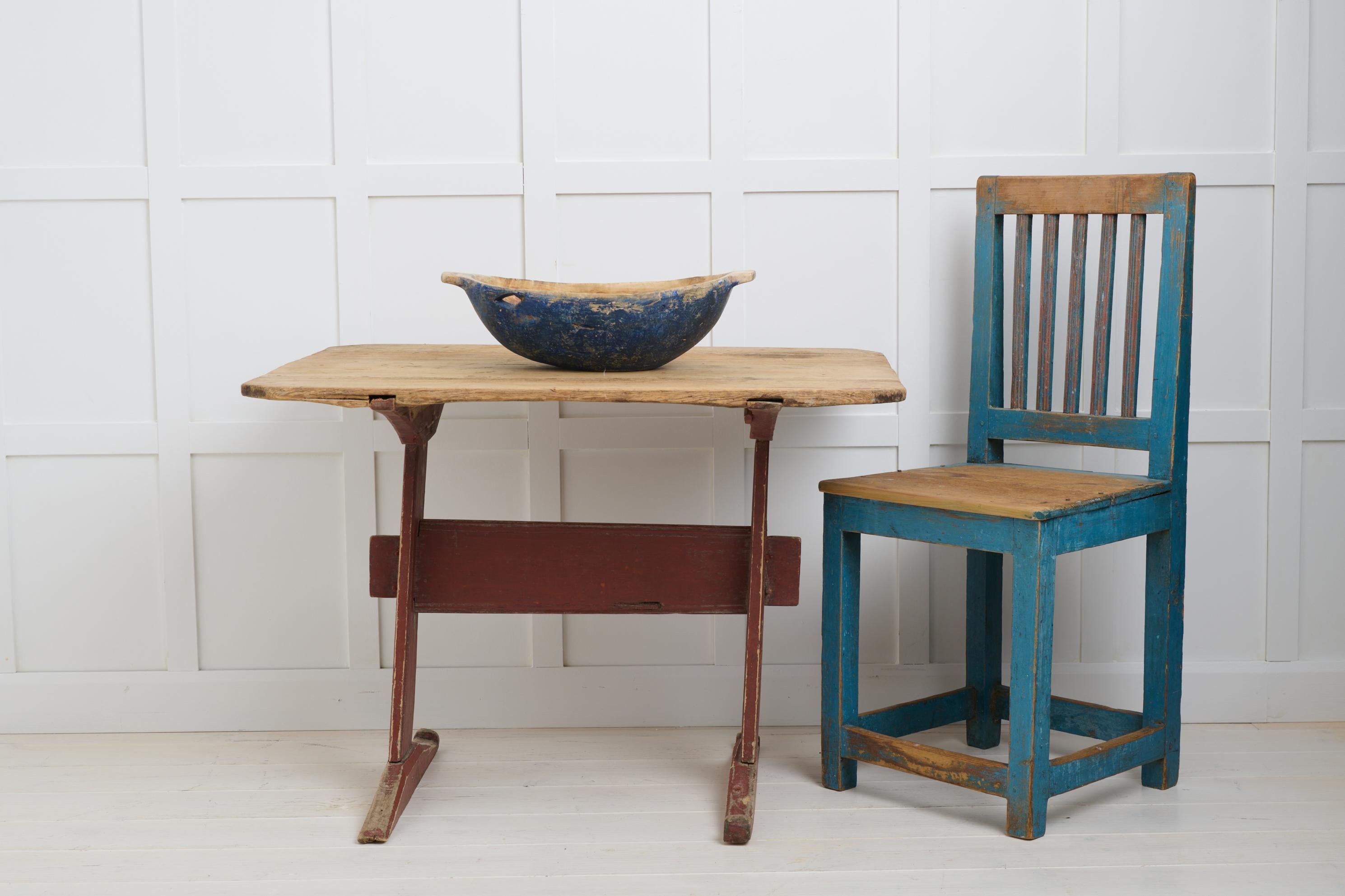 Petite table d'art populaire de construction primitive provenant du nord de la Suède. La table est fabriquée à la main en pin massif à la fin des années 1700. État d'origine et peinture d'origine avec détresse authentique. Le plateau de la table