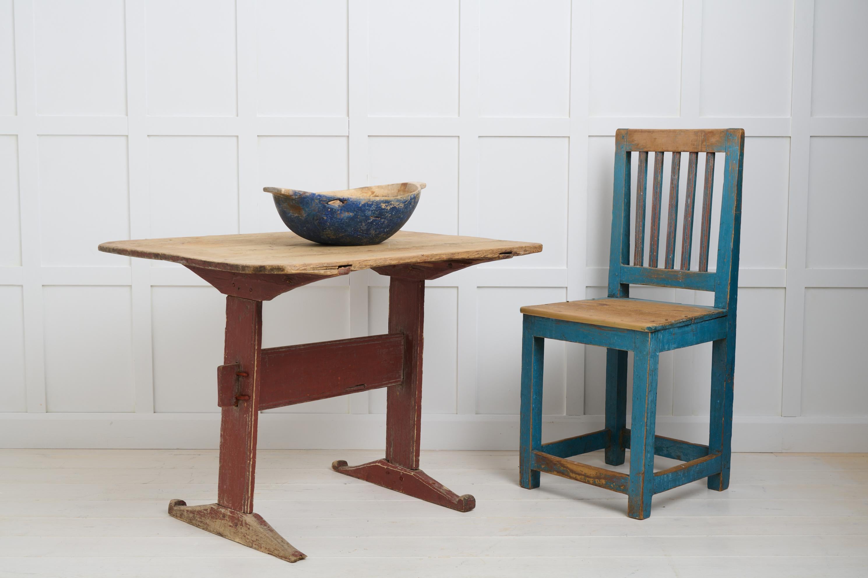 Suédois Petite table d'art populaire primitif de Suède du nord, fin des années 1700 en pin massif en vente