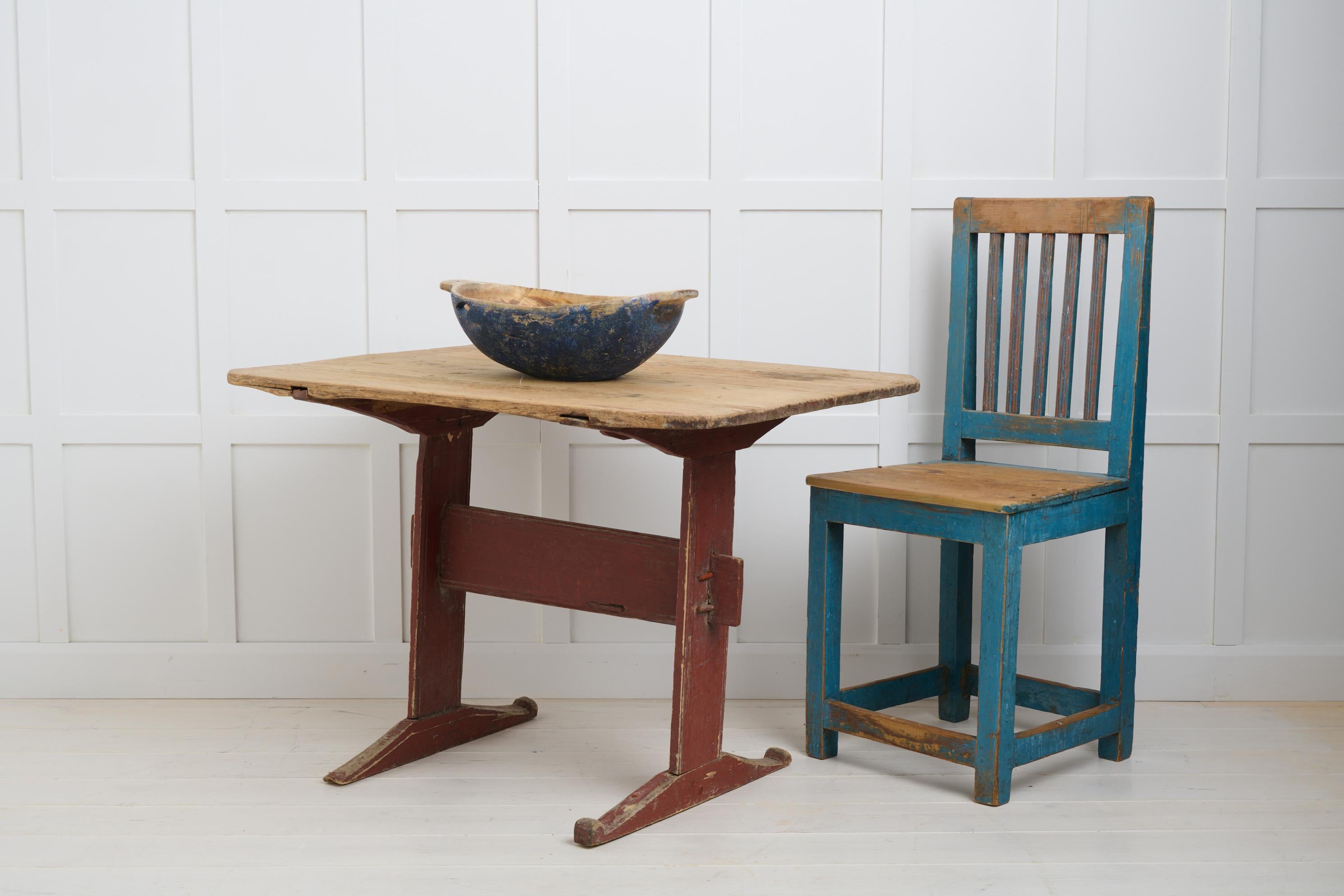 Fait main Petite table d'art populaire primitif de Suède du nord, fin des années 1700 en pin massif en vente