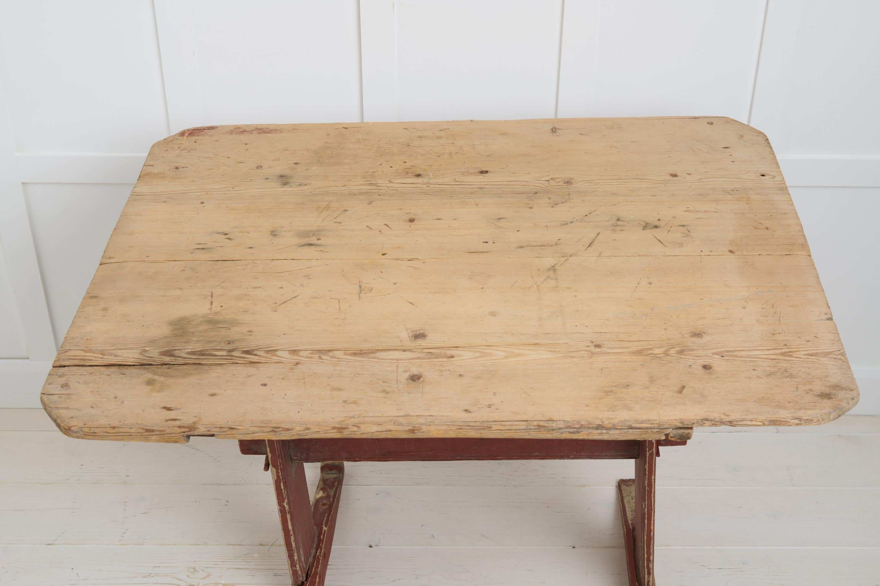 XVIIIe siècle Petite table d'art populaire primitif de Suède du nord, fin des années 1700 en pin massif en vente